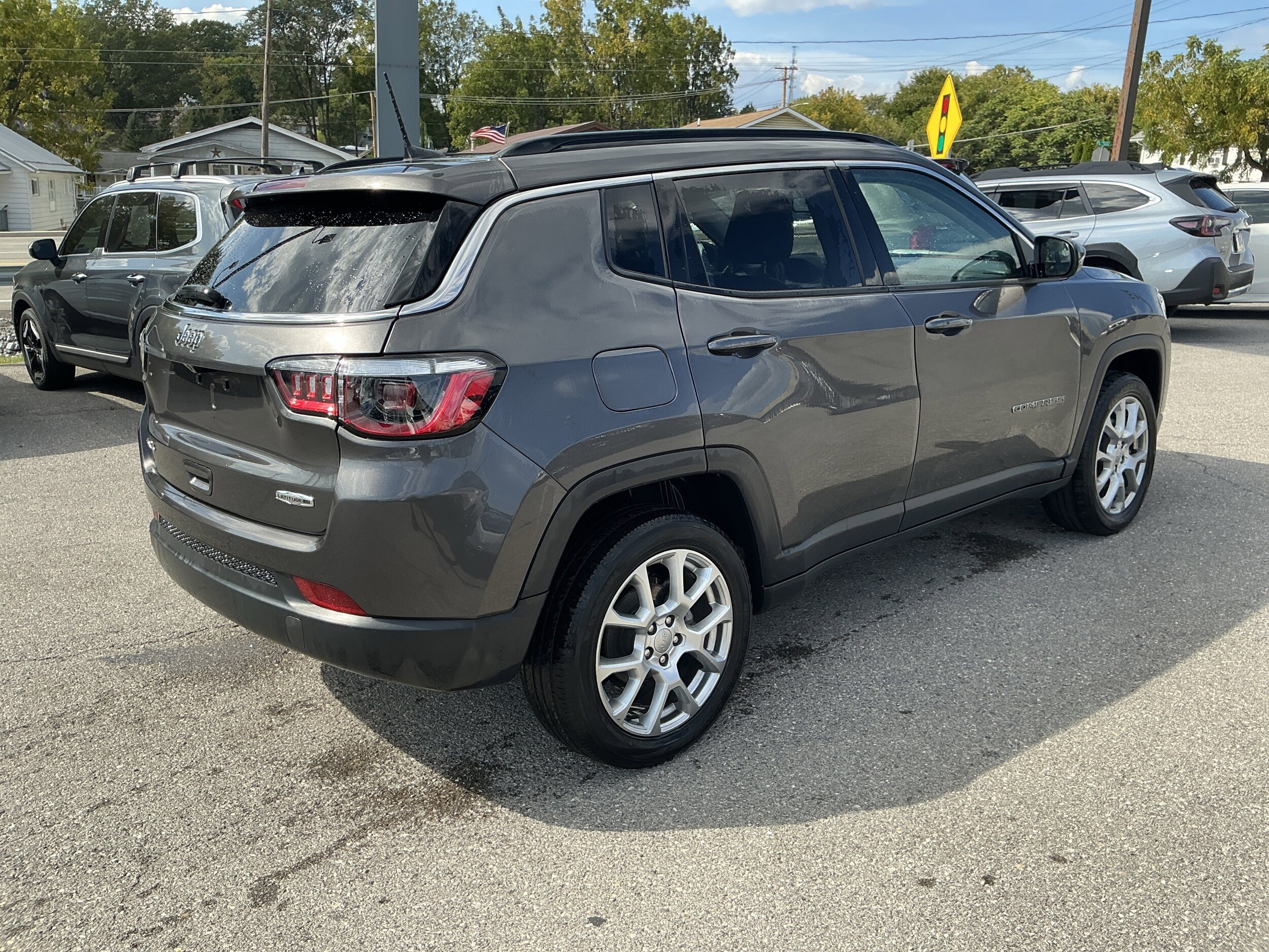2022 Jeep Compass Latitude Lux photo 2