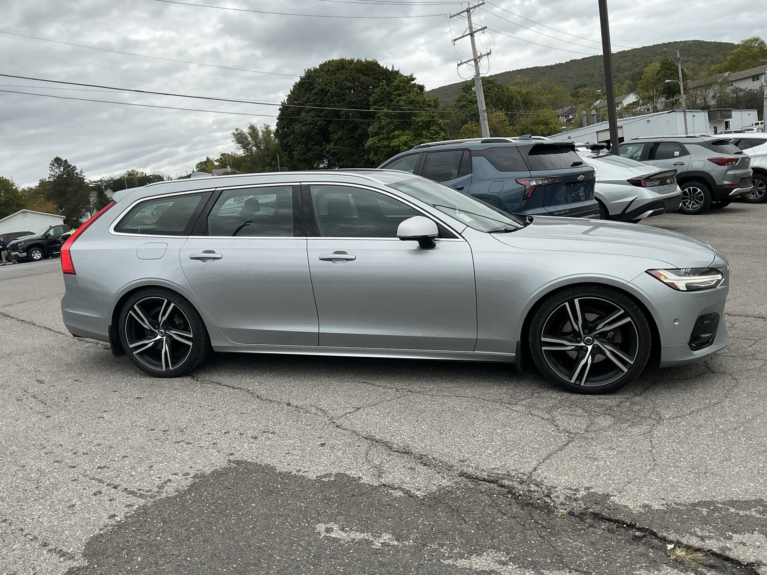 2019 Volvo V90 R-Design photo 2