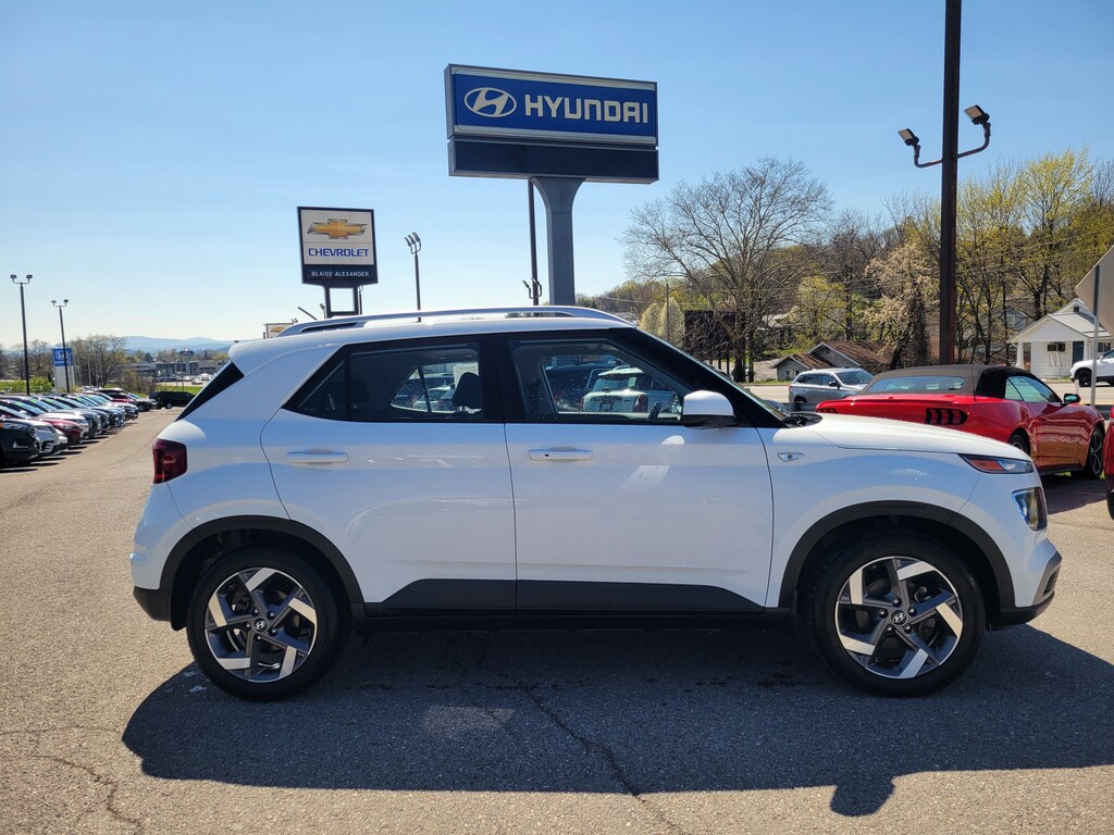 Used 2024 Hyundai Venue SEL SUV