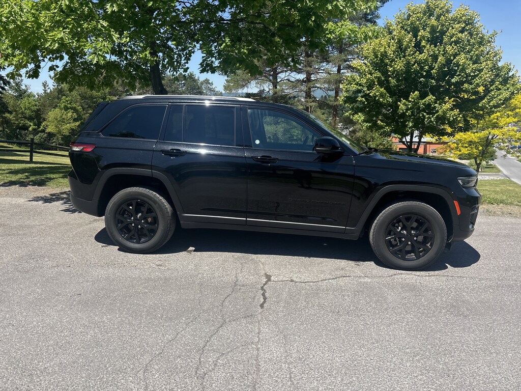 Used 2025 Jeep Grand Cherokee Altitude SUV