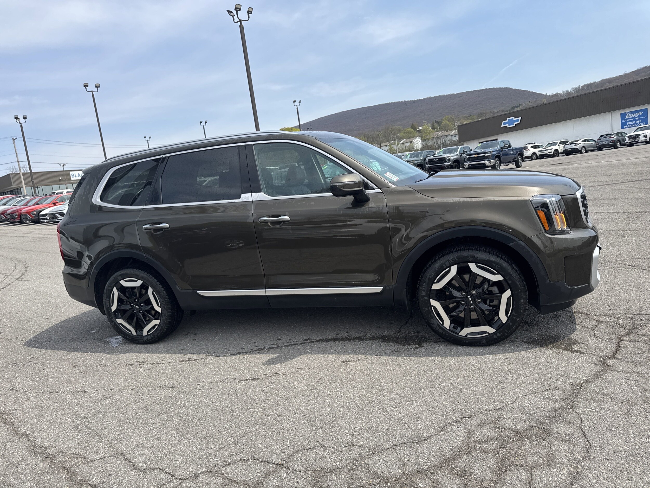 2024 Kia Telluride S photo 2