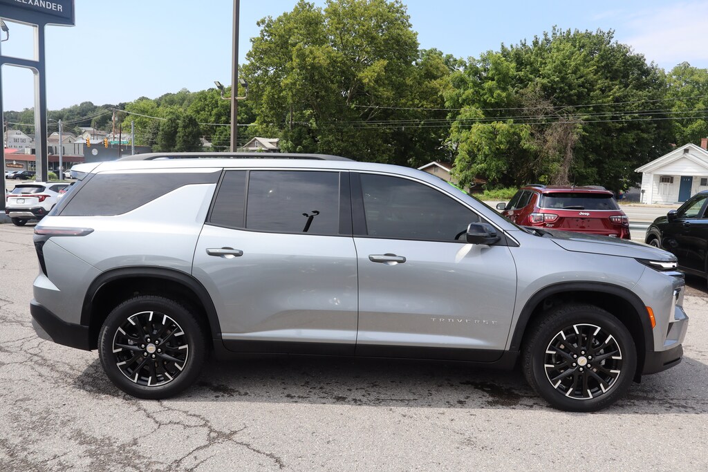 Used 2025 Chevrolet Traverse LT SUV