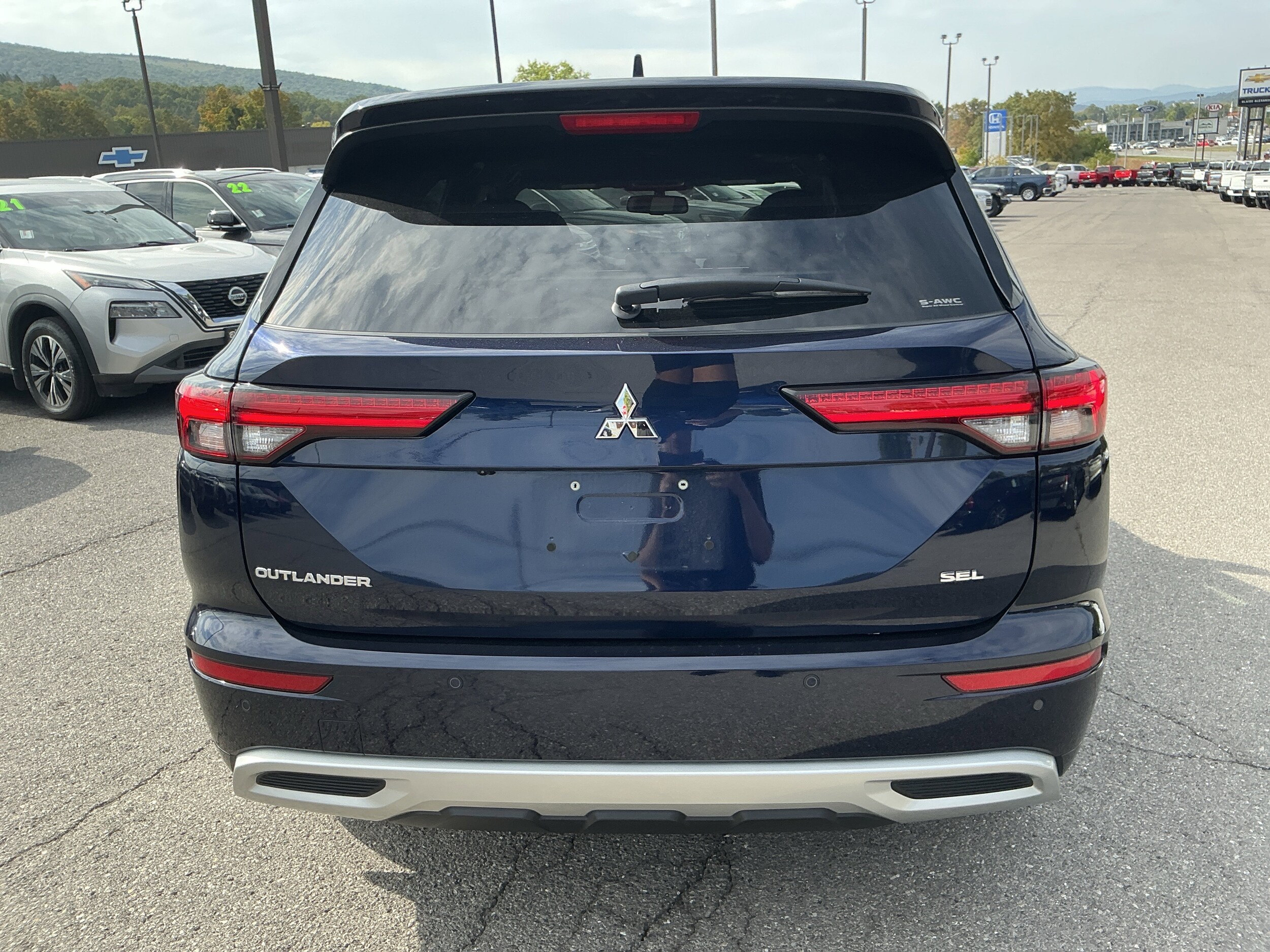 2022 Mitsubishi Outlander SEL photo 3