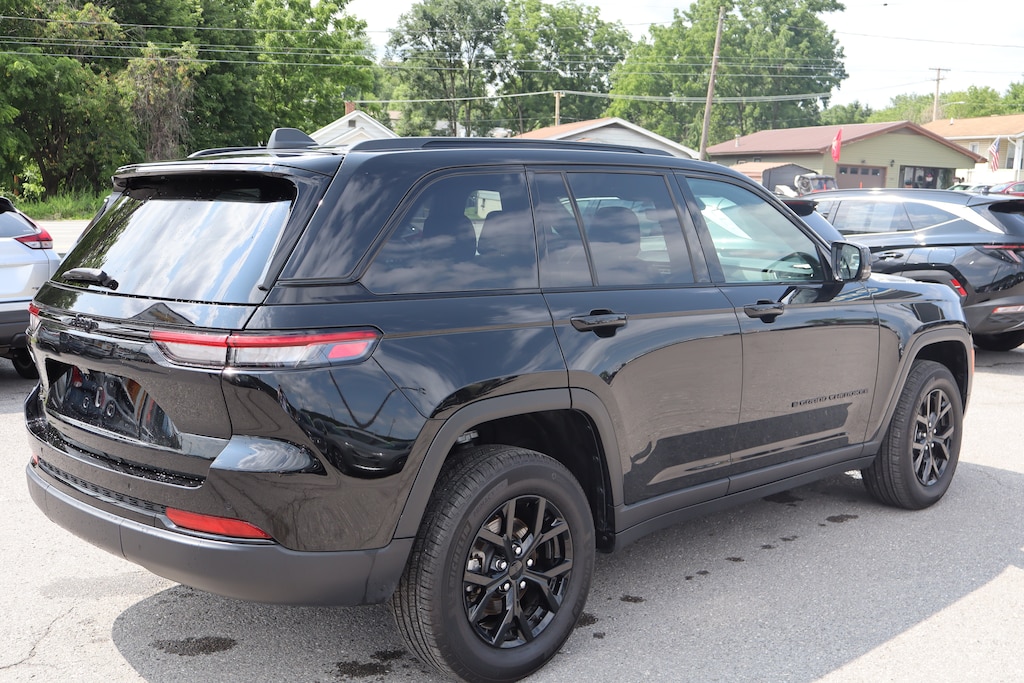 Used 2025 Jeep Grand Cherokee Altitude SUV