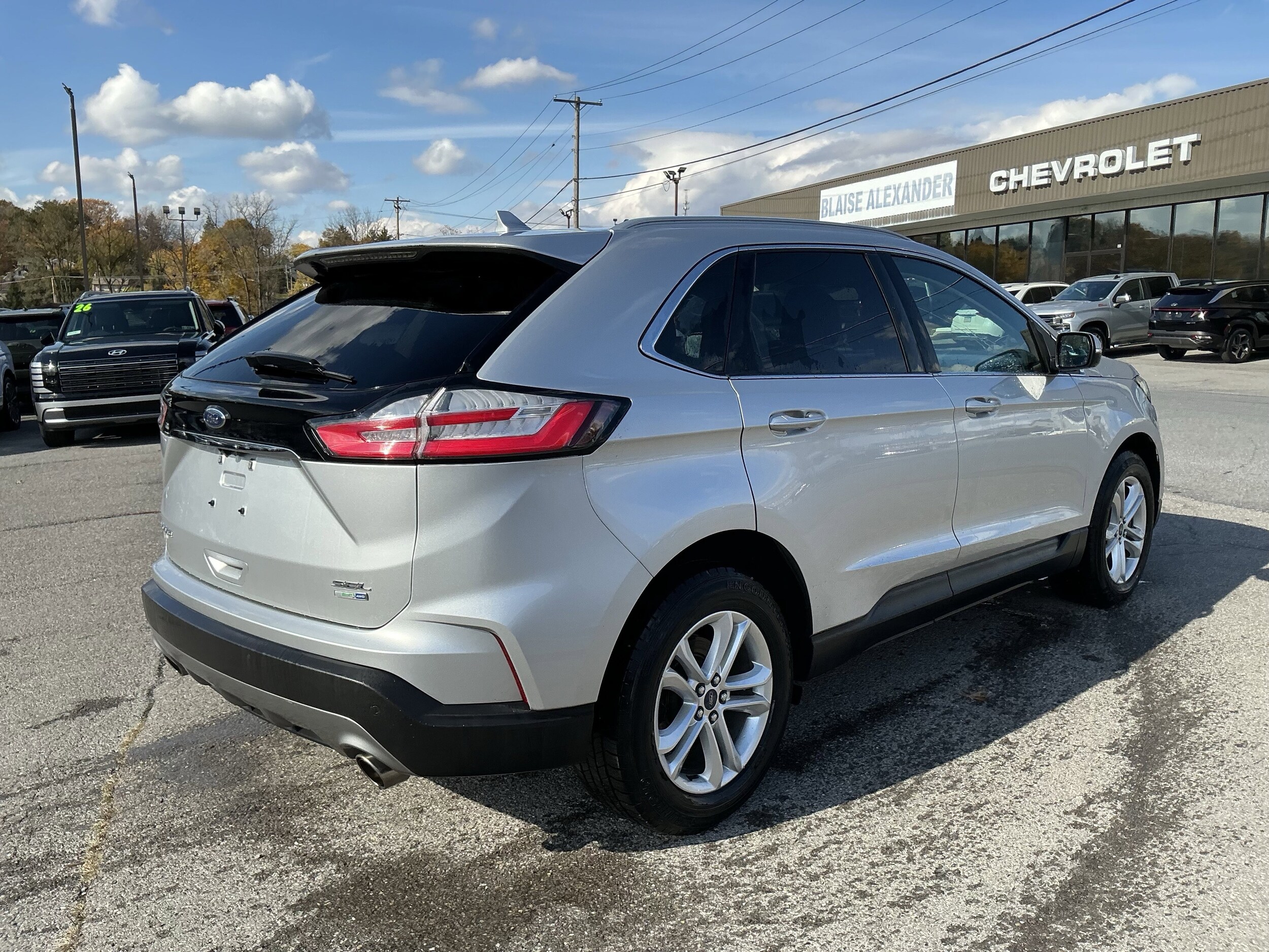 2019 Ford Edge SEL photo 2