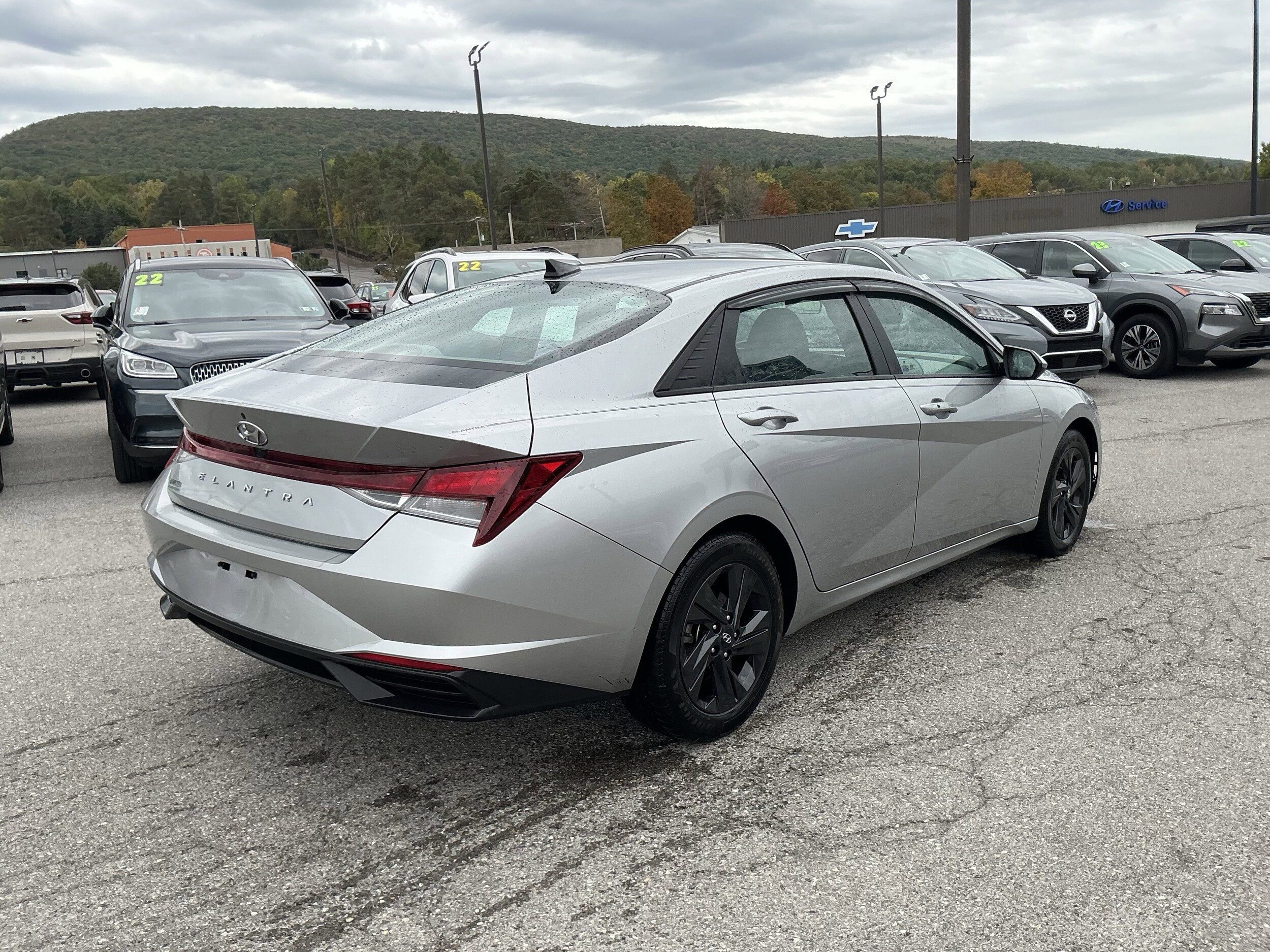2022 Hyundai Elantra SEL photo 3