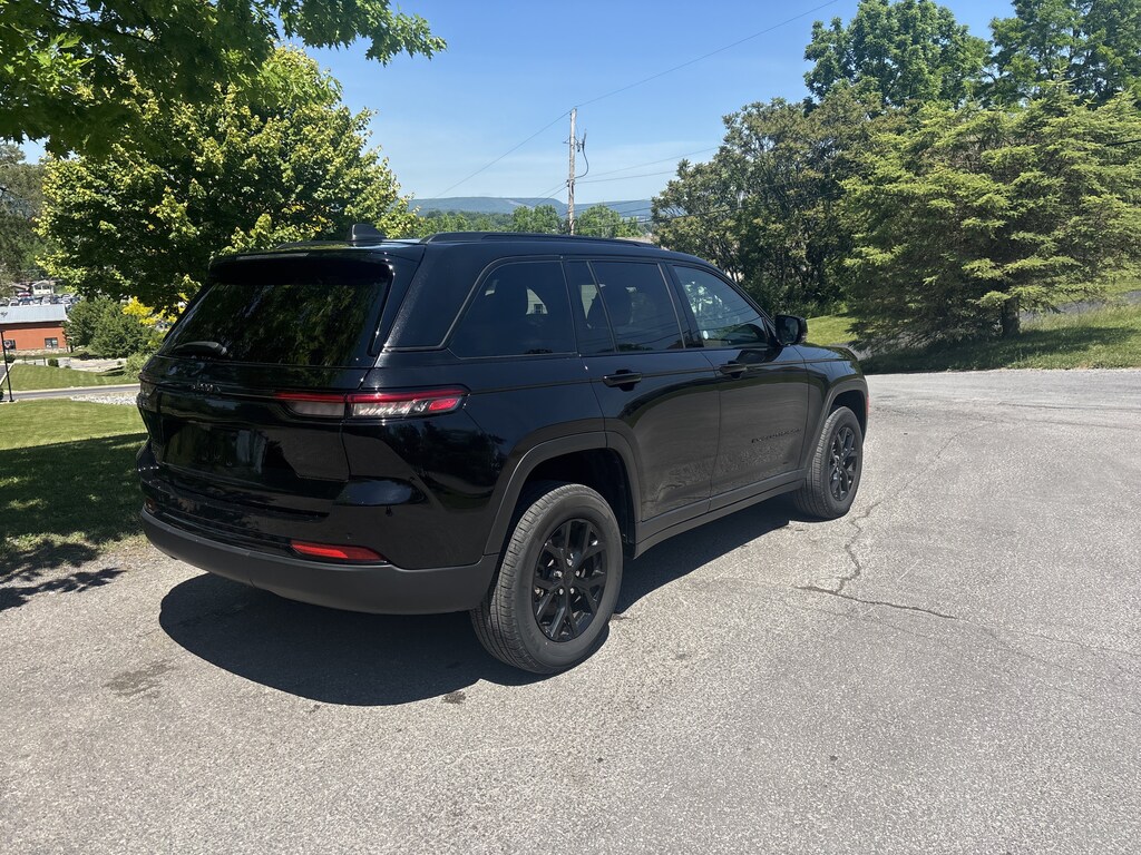 Used 2025 Jeep Grand Cherokee Altitude SUV