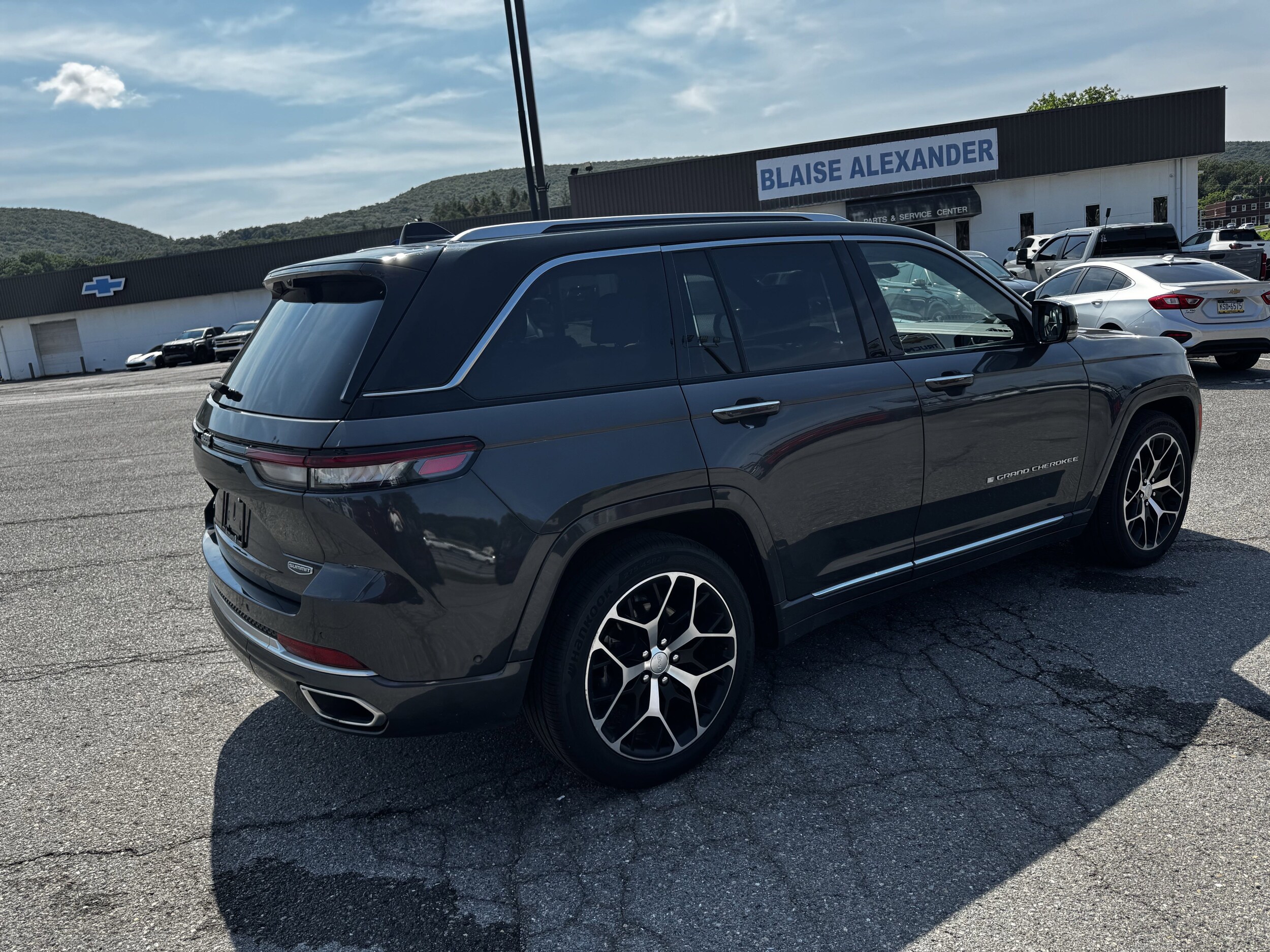 2022 Jeep Grand Cherokee Summit Reserve photo 2