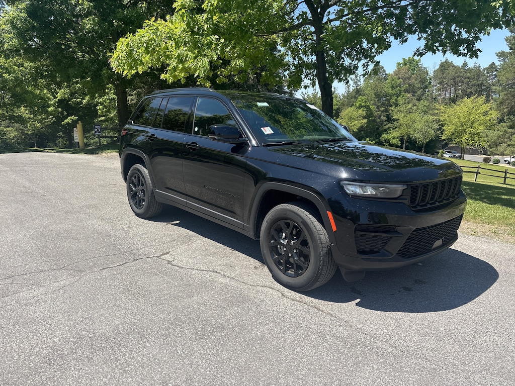Used 2025 Jeep Grand Cherokee Altitude SUV