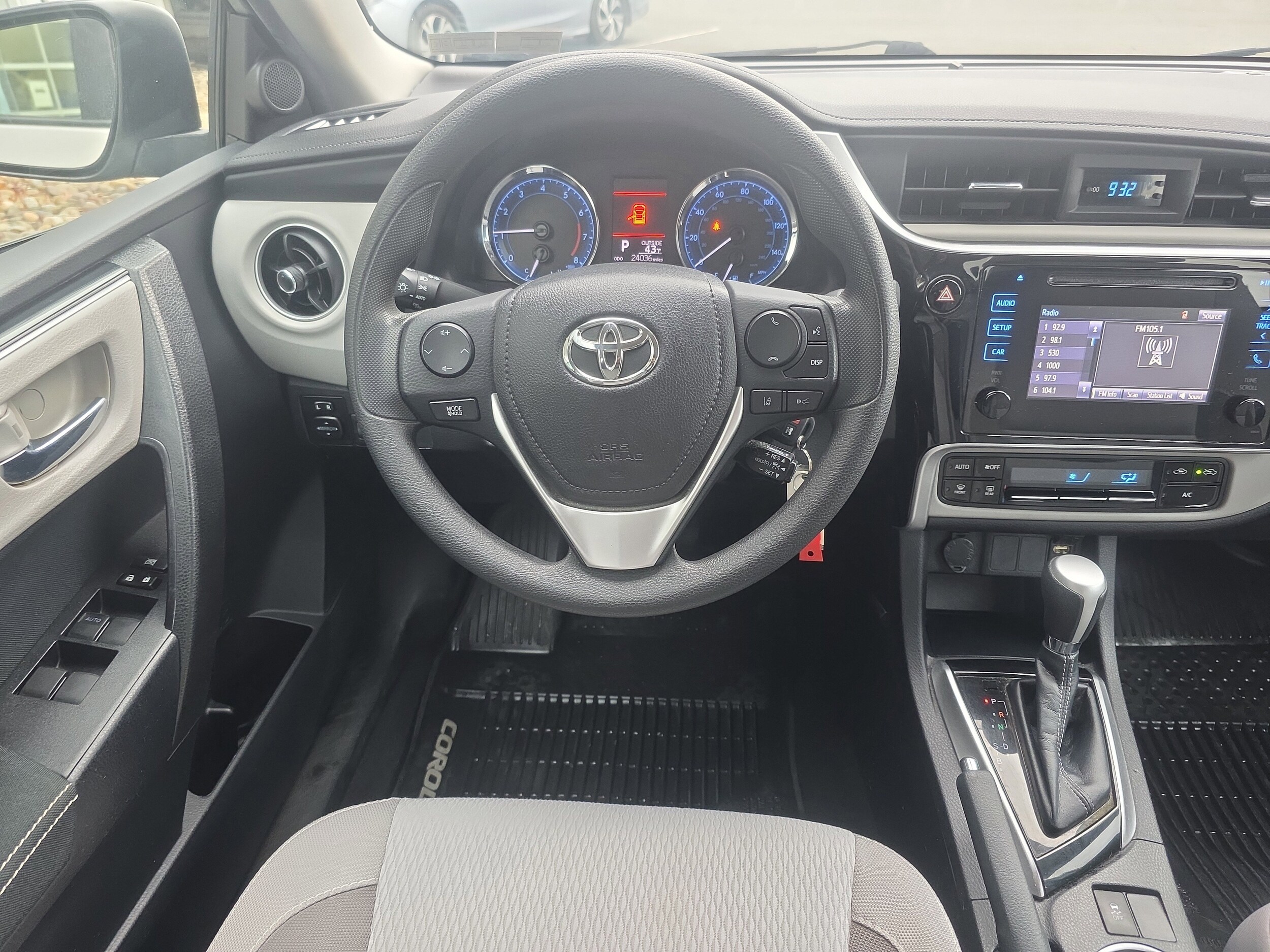 2018 Toyota Corolla LE photo 3