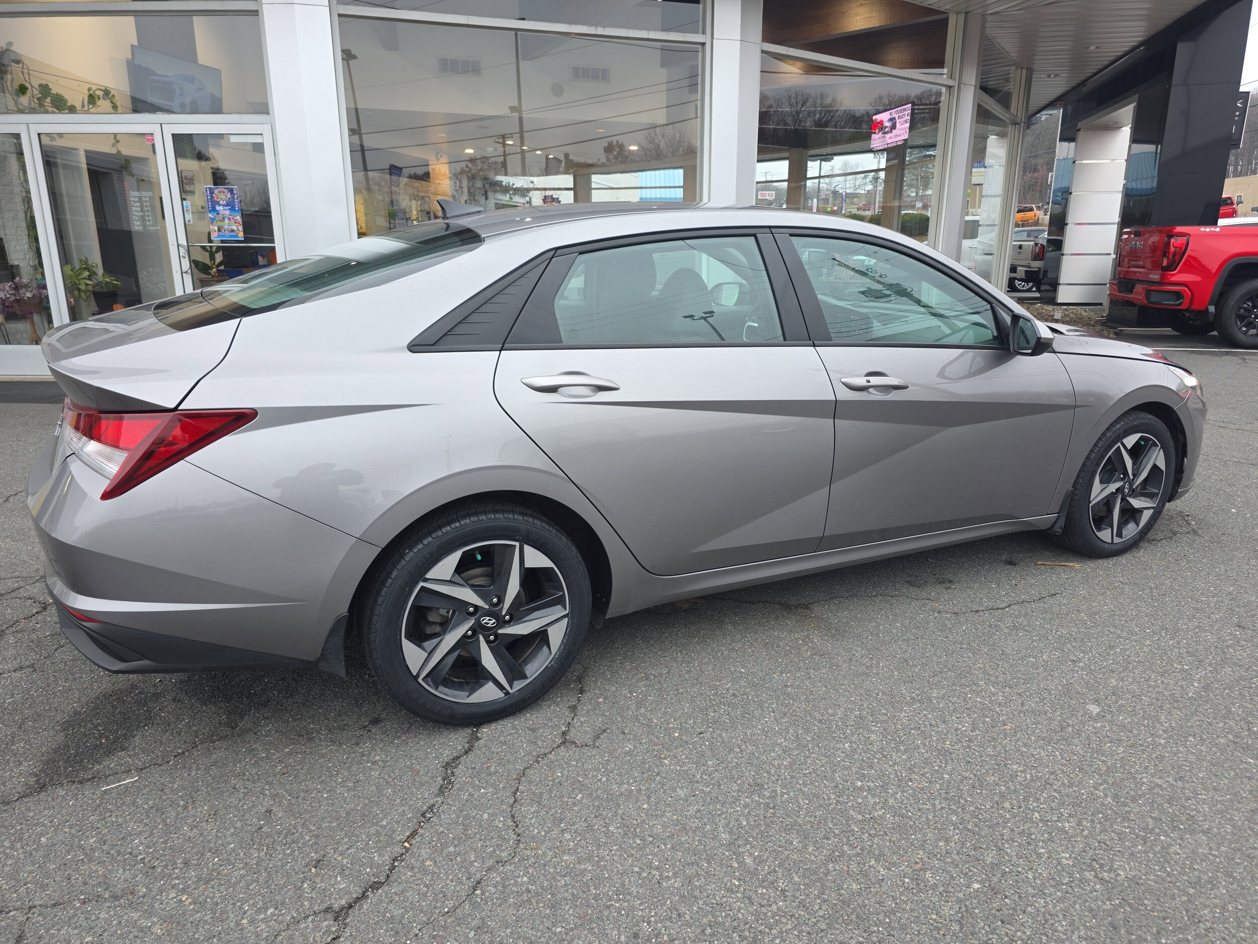 2023 Hyundai Elantra SEL photo 2