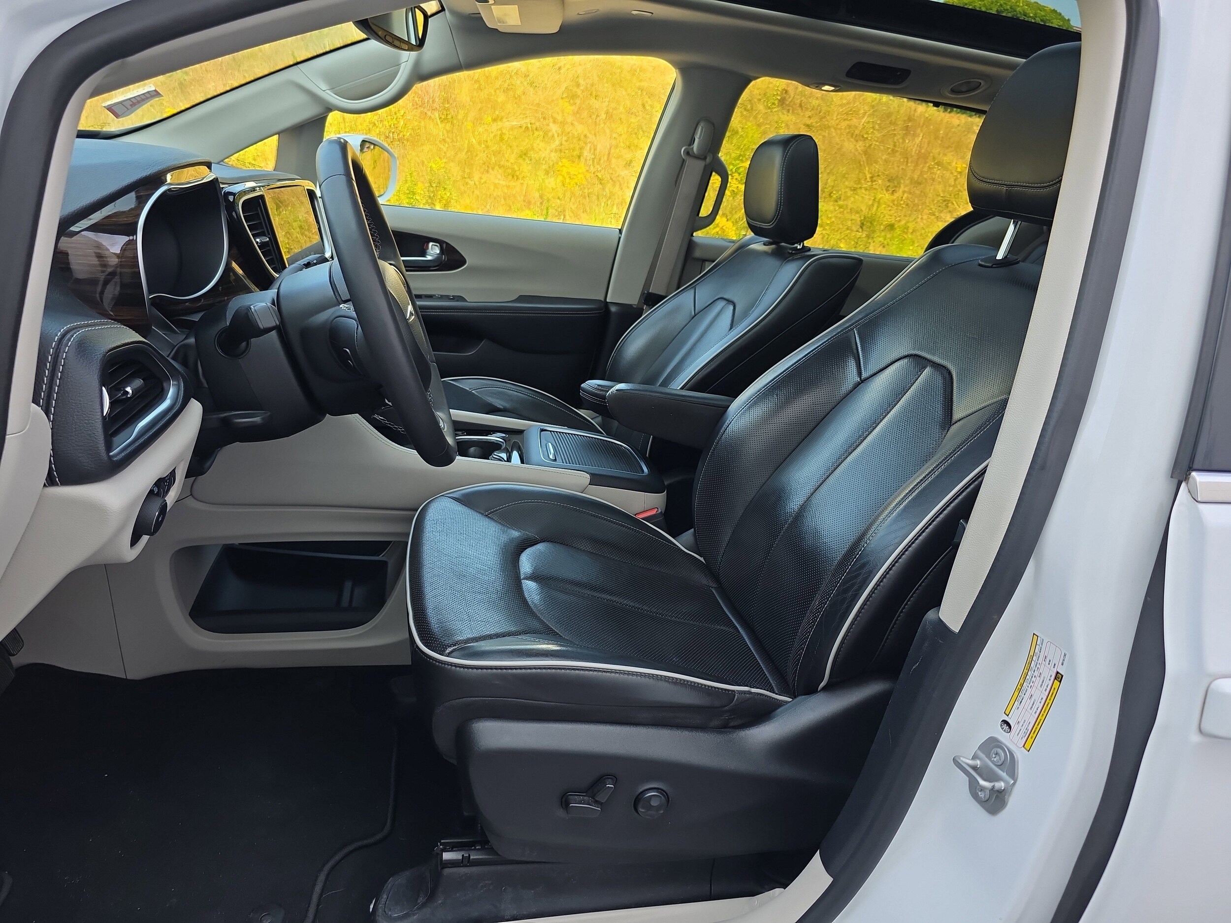 2022 Chrysler Pacifica Hybrid Limited photo 2