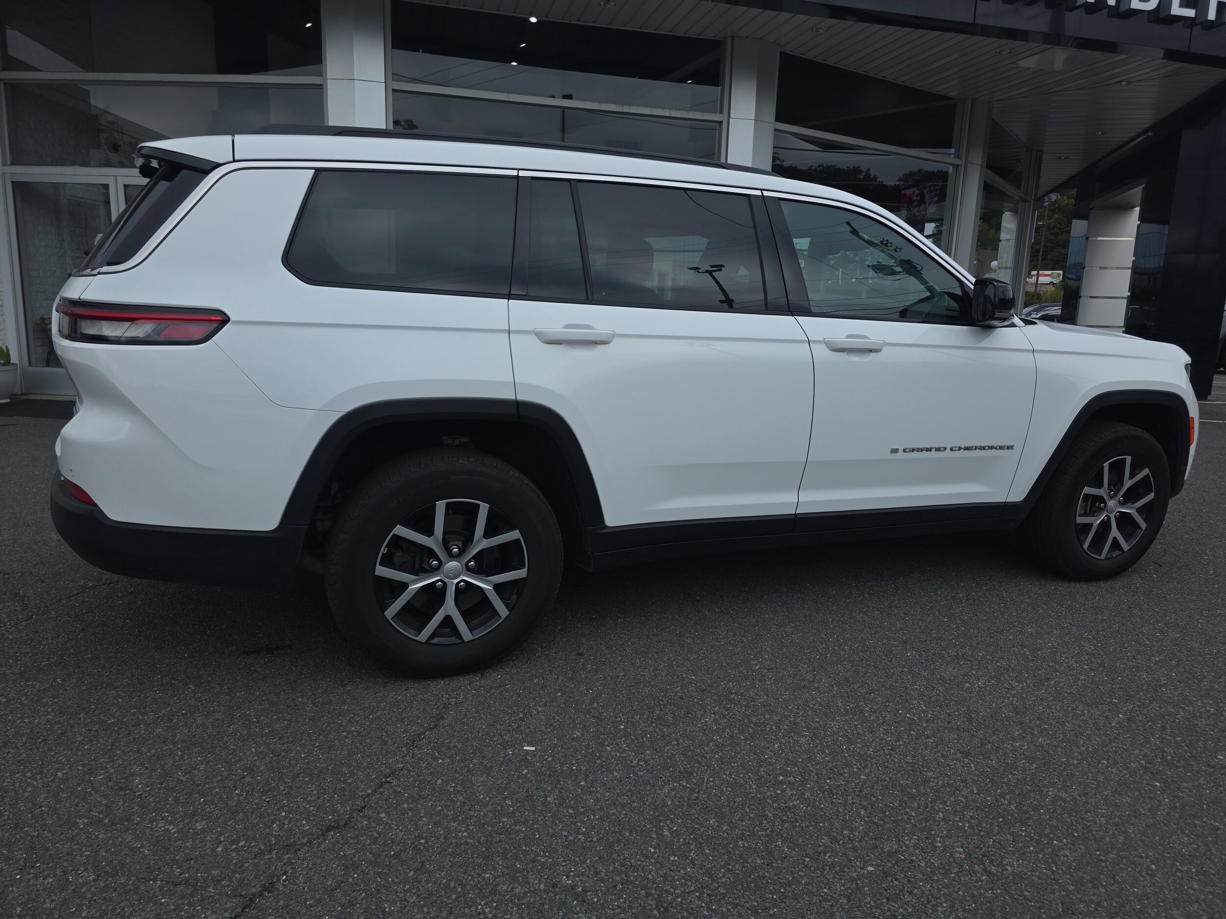2024 Jeep Grand Cherokee Limited photo 2