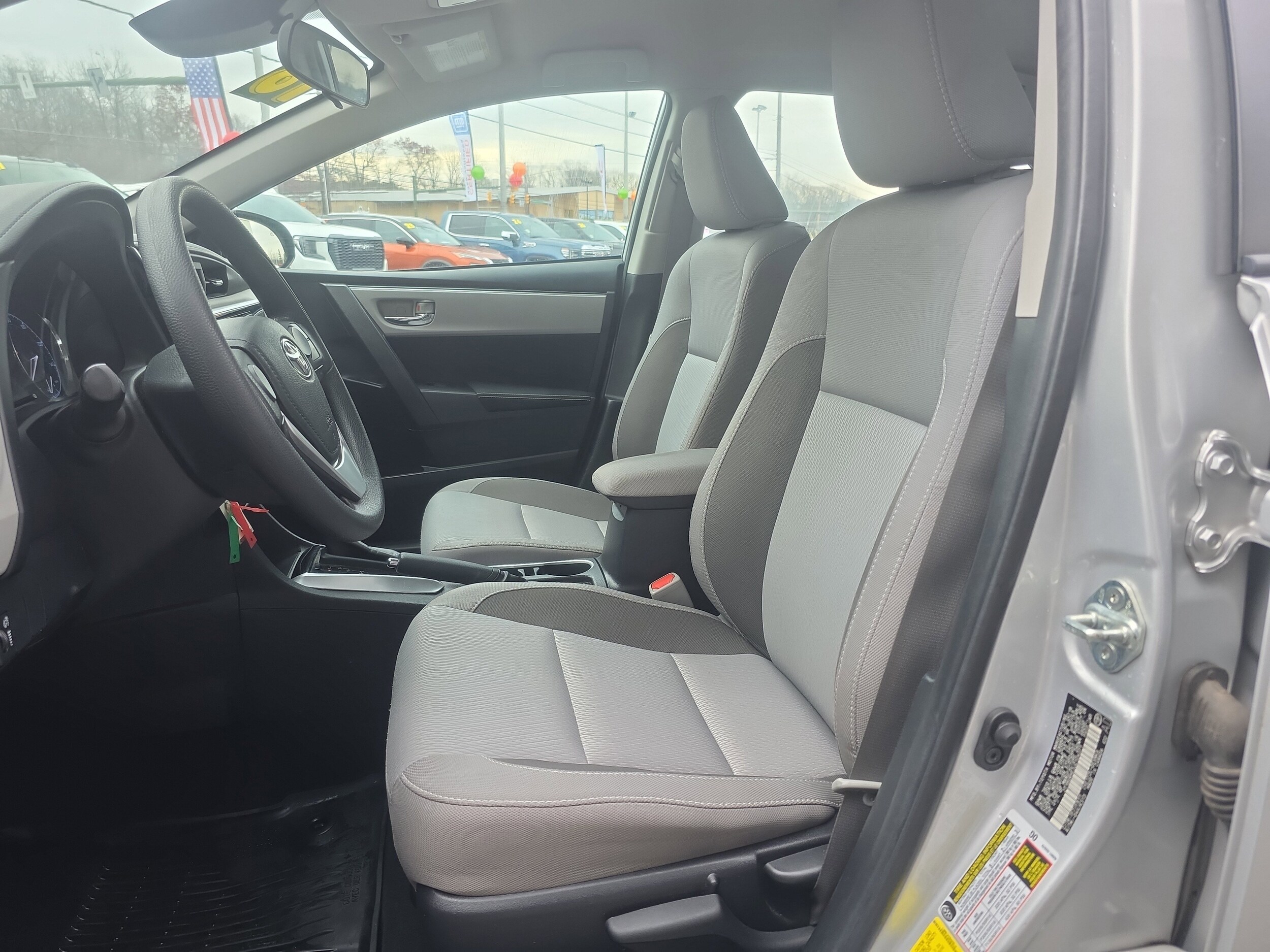 2018 Toyota Corolla LE photo 2