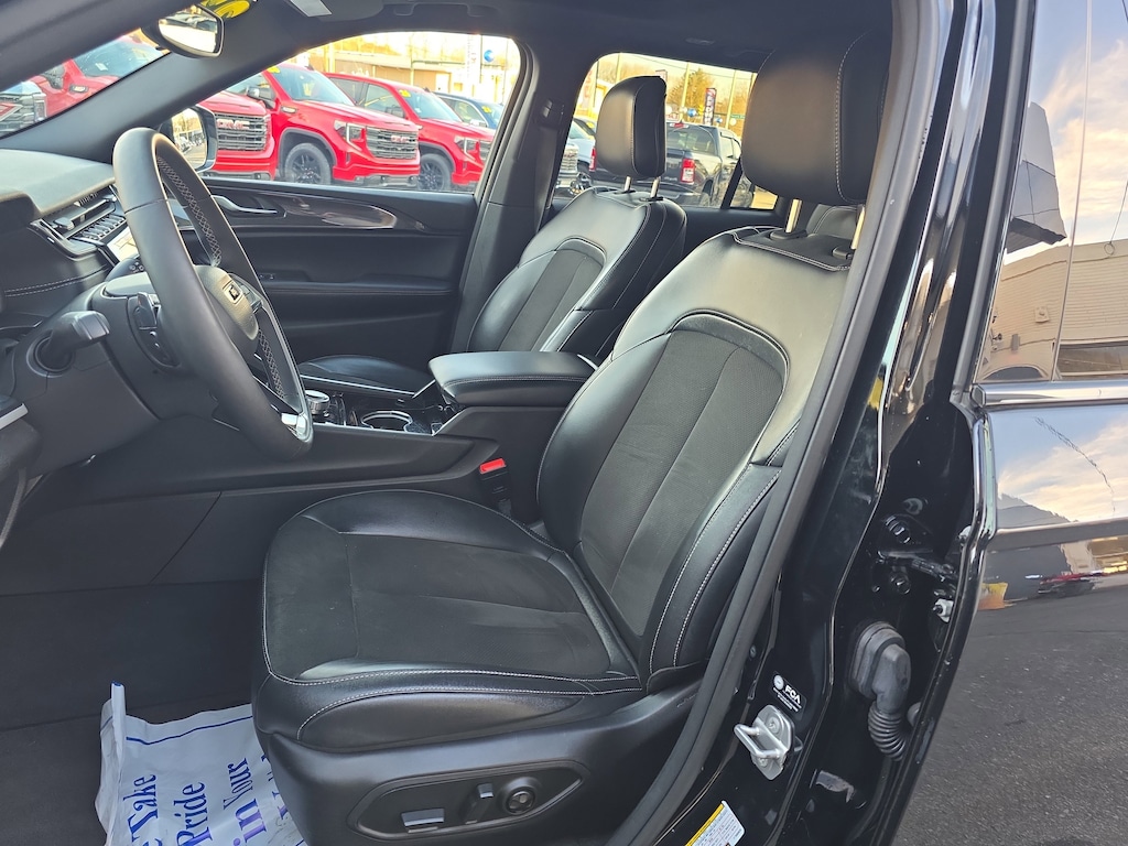 Used 2023 Jeep Grand Cherokee Laredo SUV