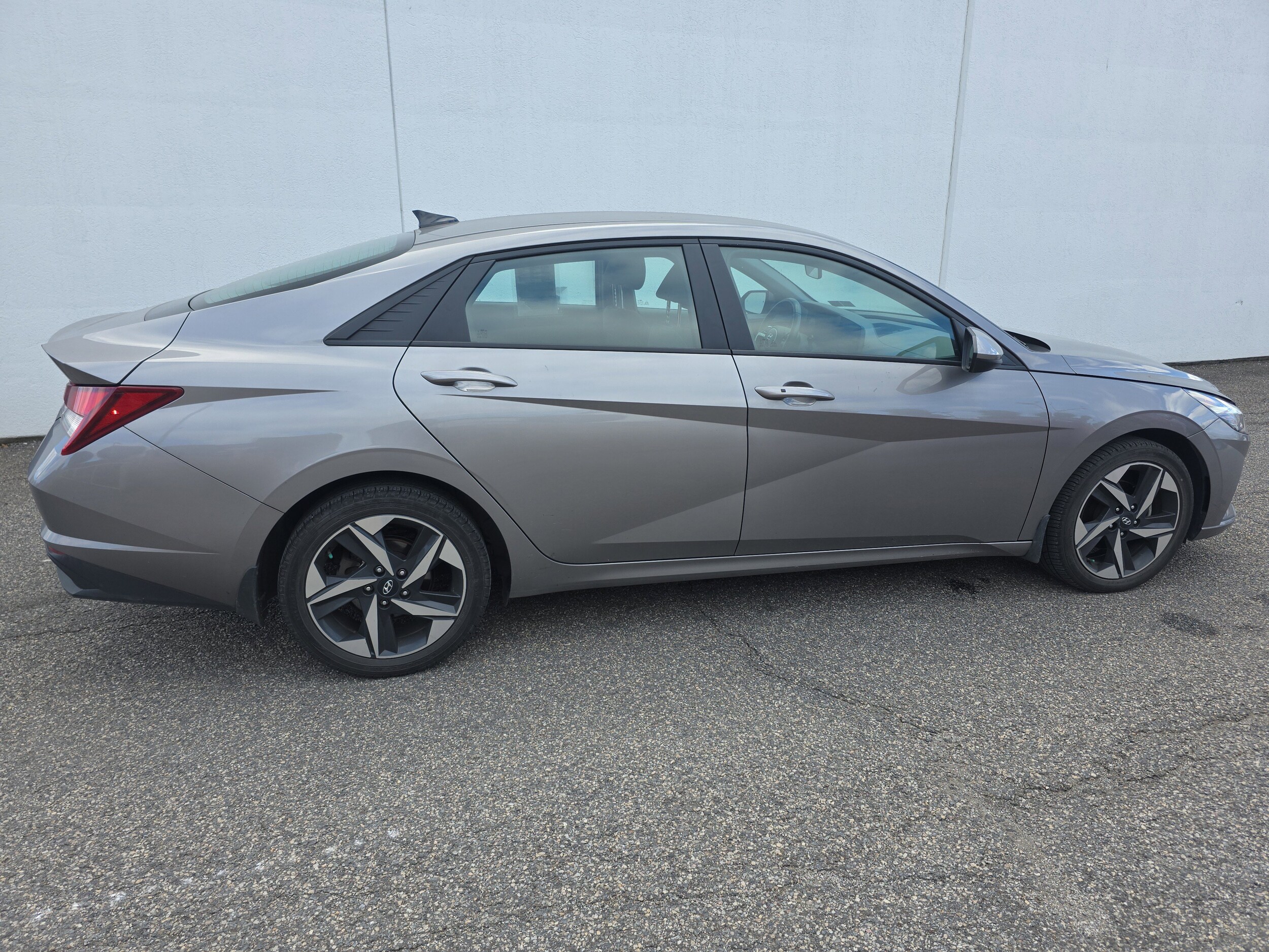 2023 Hyundai Elantra SEL photo 2