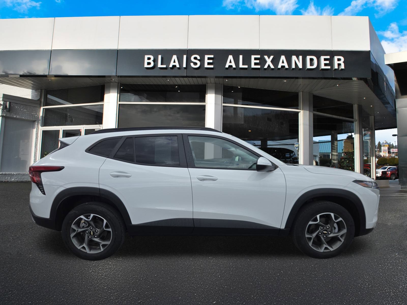 2024 Chevrolet Trax LT photo 2