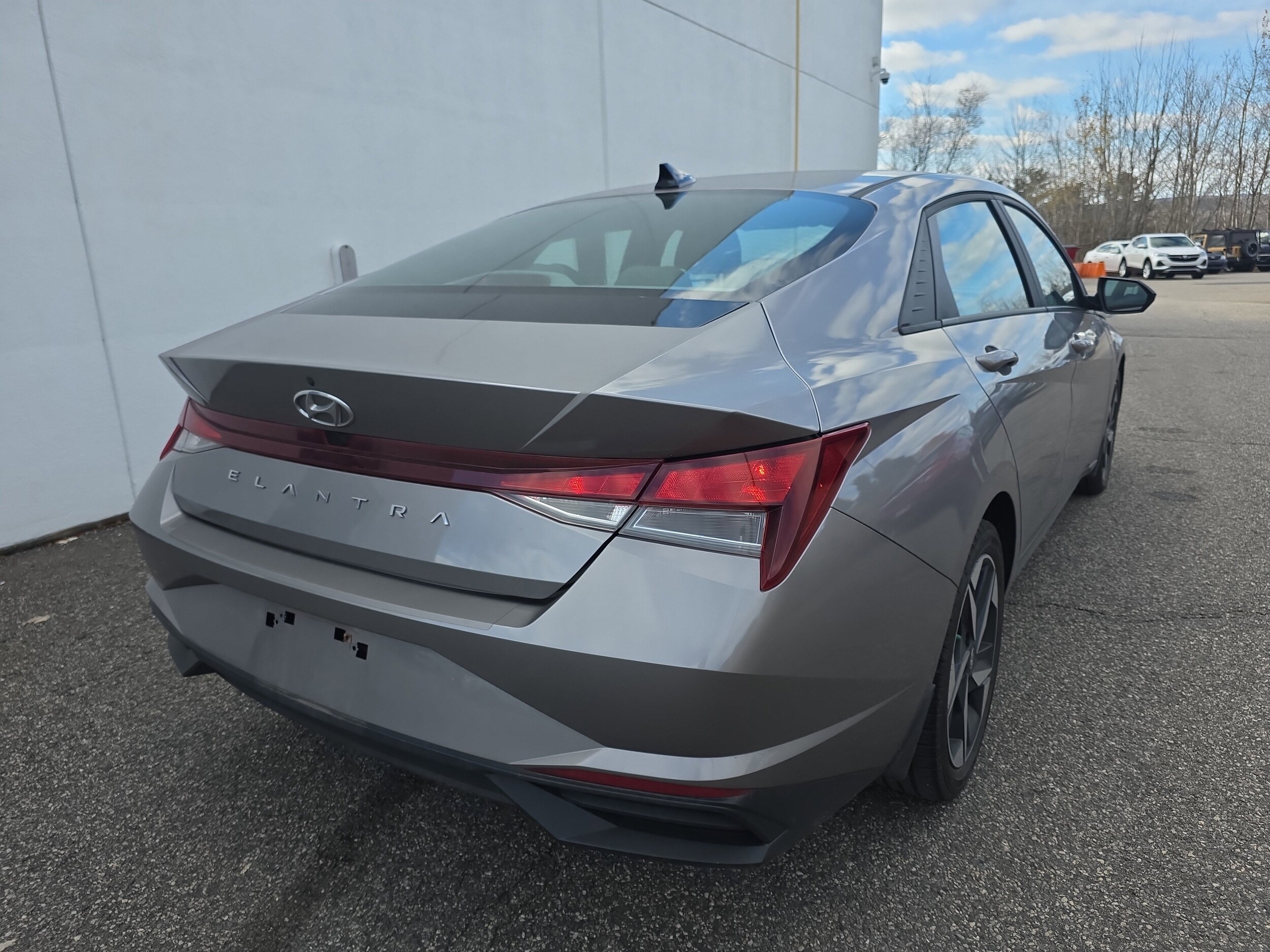 2023 Hyundai Elantra SEL photo 3