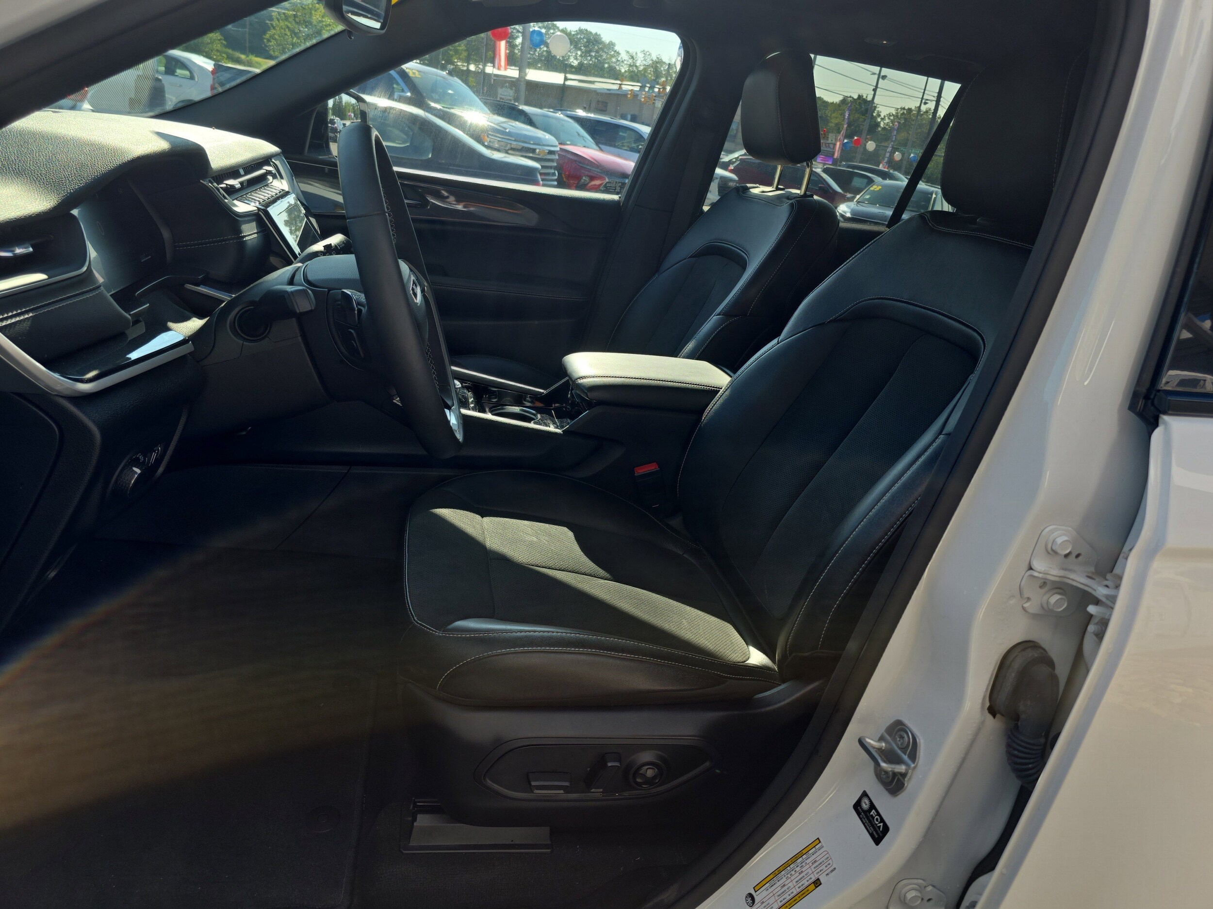2023 Jeep Grand Cherokee Altitude photo 2