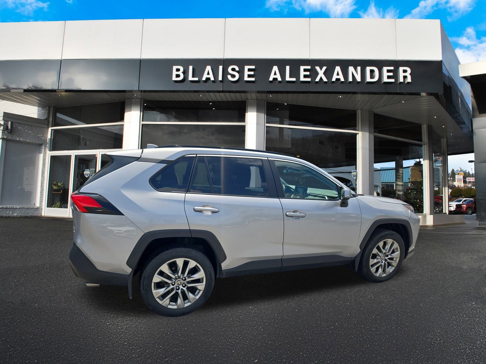 2022 Toyota RAV4 XLE Premium photo 3