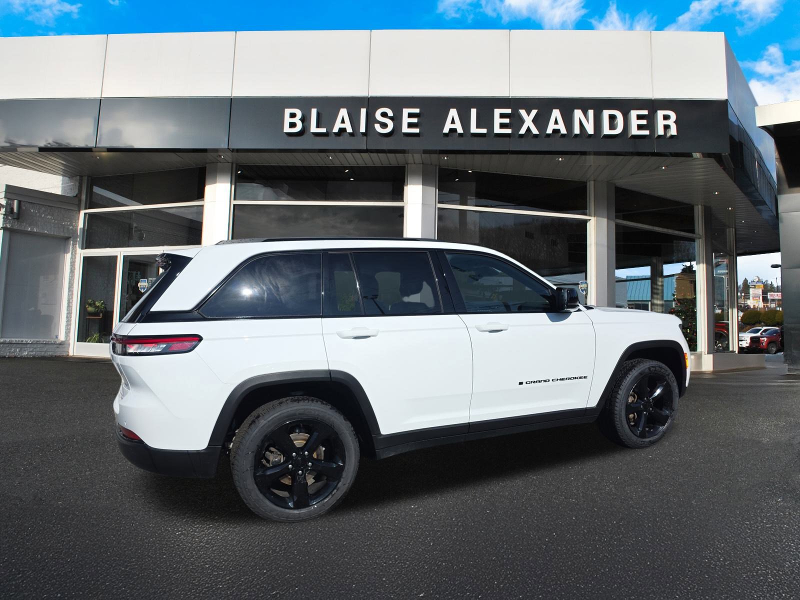 2023 Jeep Grand Cherokee Laredo photo 3