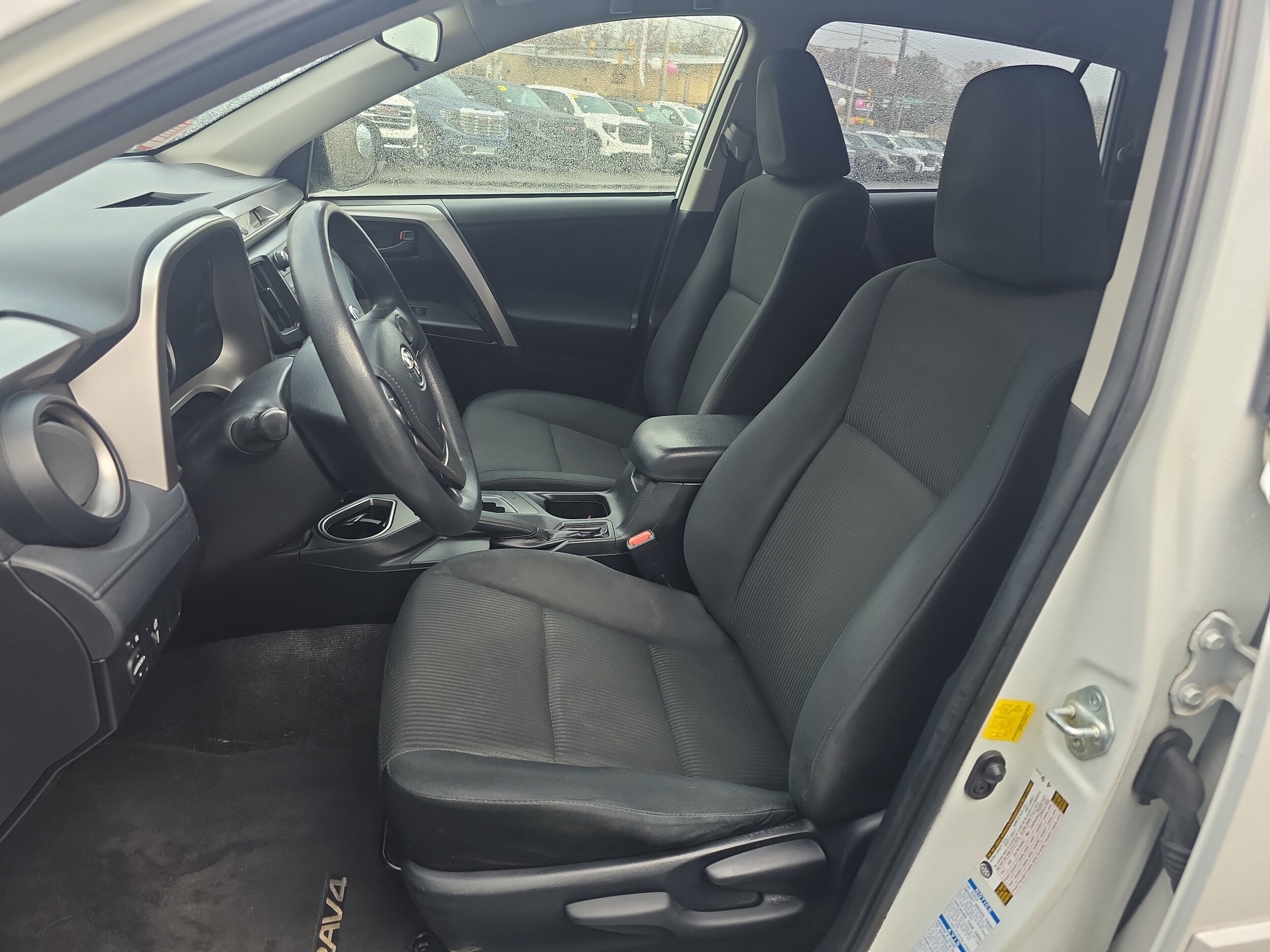 2016 Toyota RAV4 LE photo 2