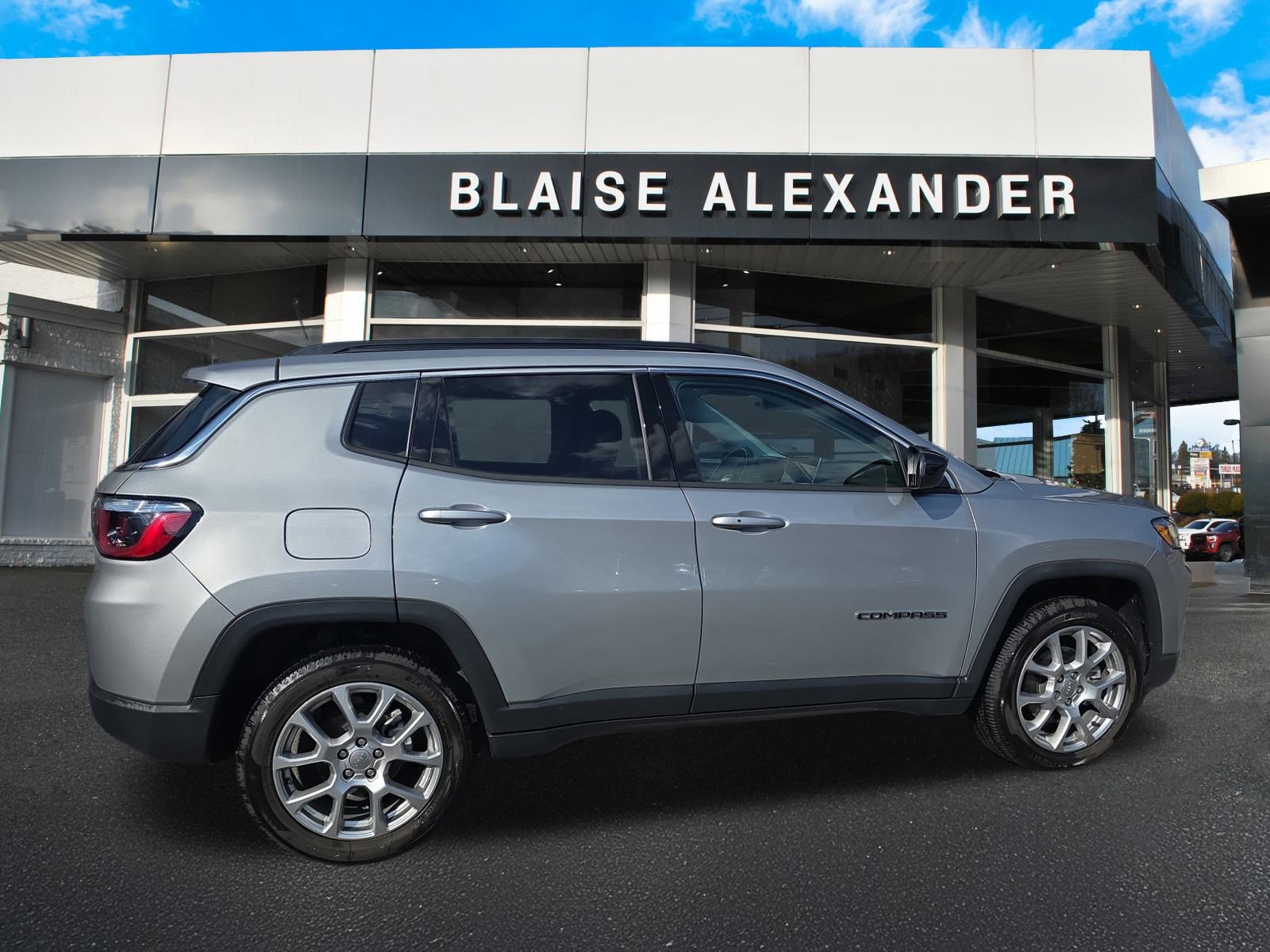 2022 Jeep Compass Latitude Lux photo 2