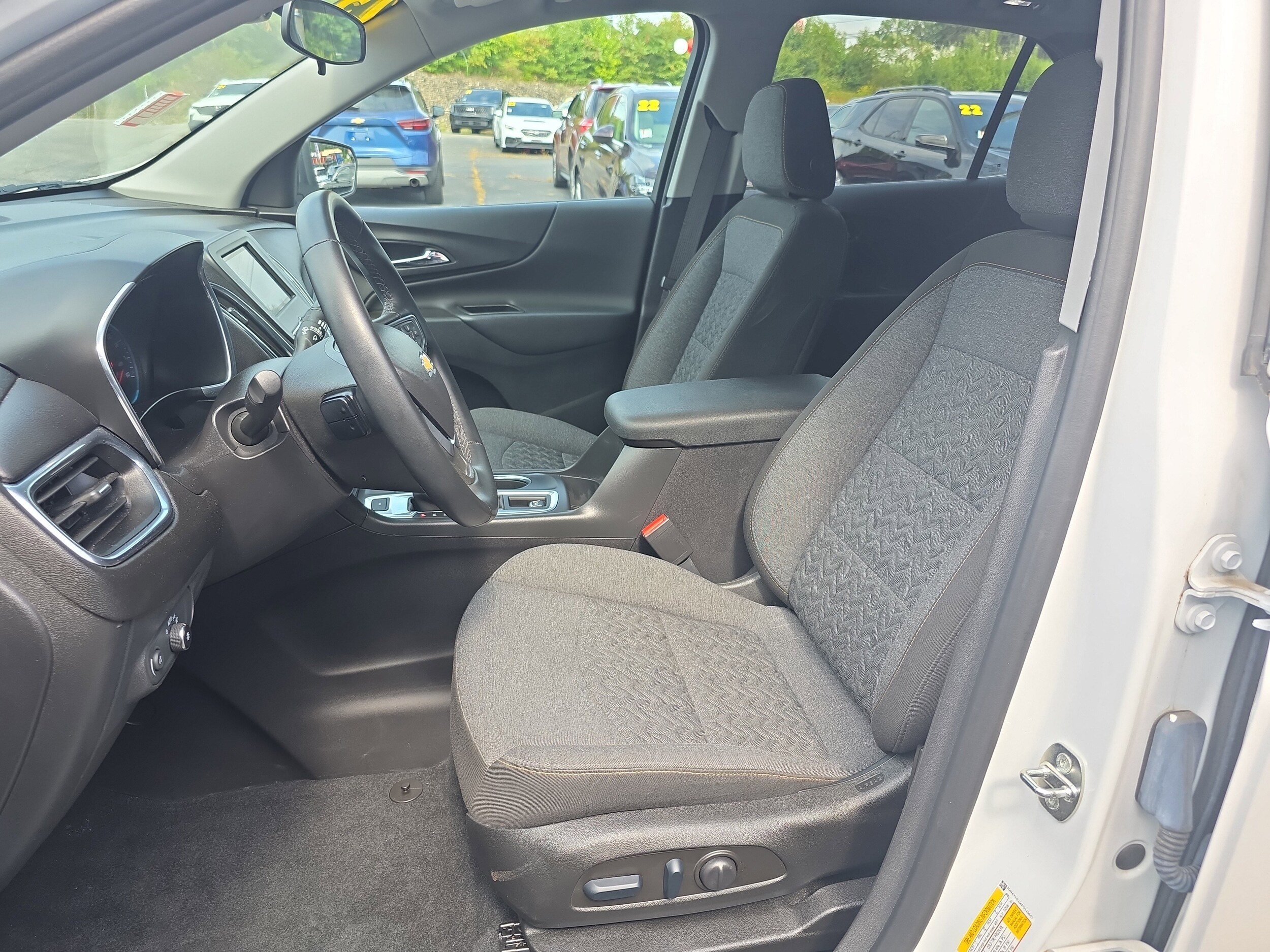 2023 Chevrolet Equinox LT photo 2