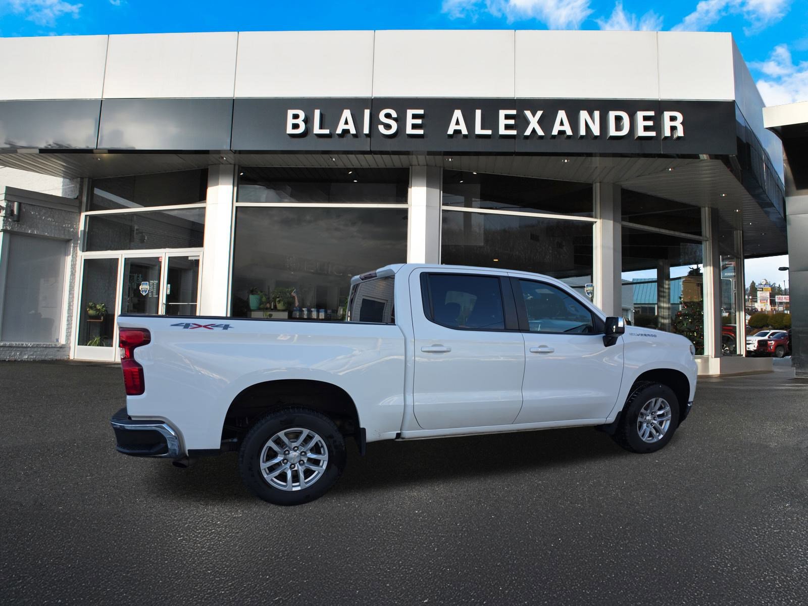 2022 Chevrolet Silverado 1500 LT photo 2