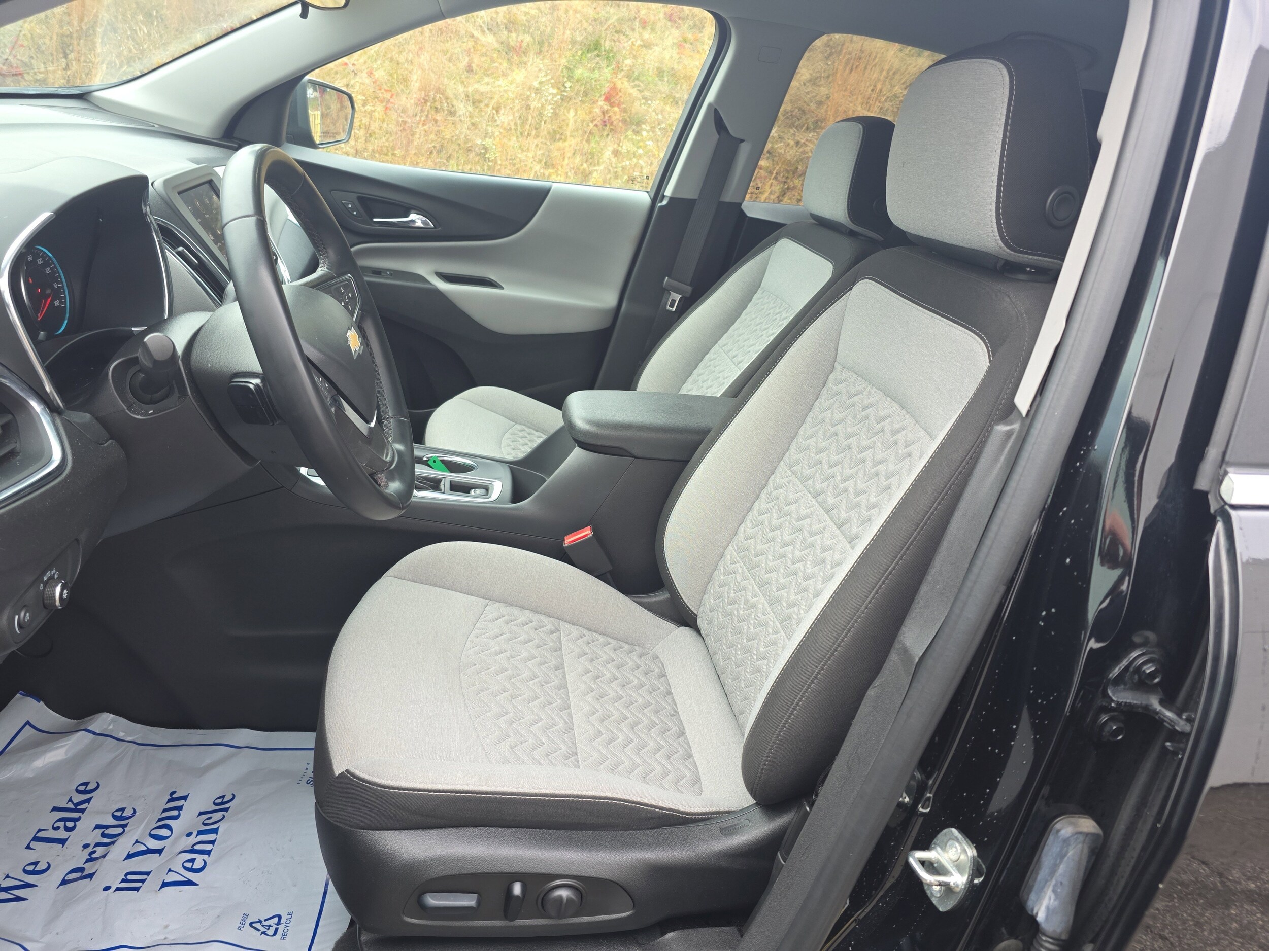 2024 Chevrolet Equinox LT photo 2