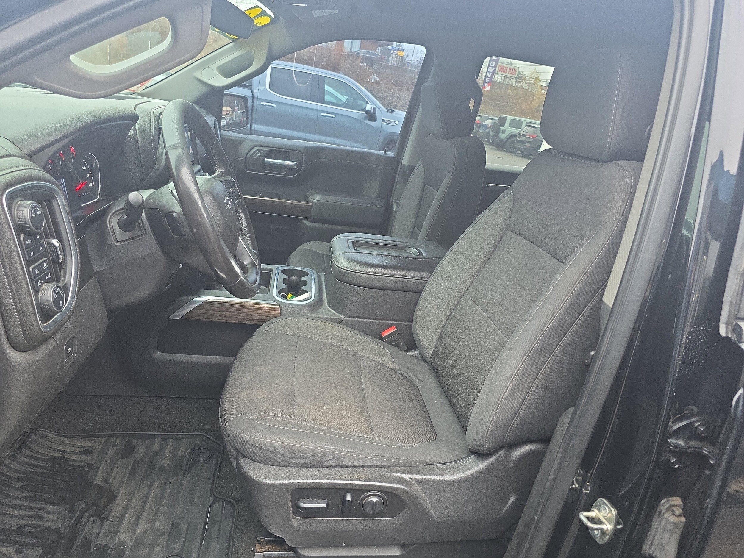 2020 Chevrolet Silverado 1500 RST photo 2