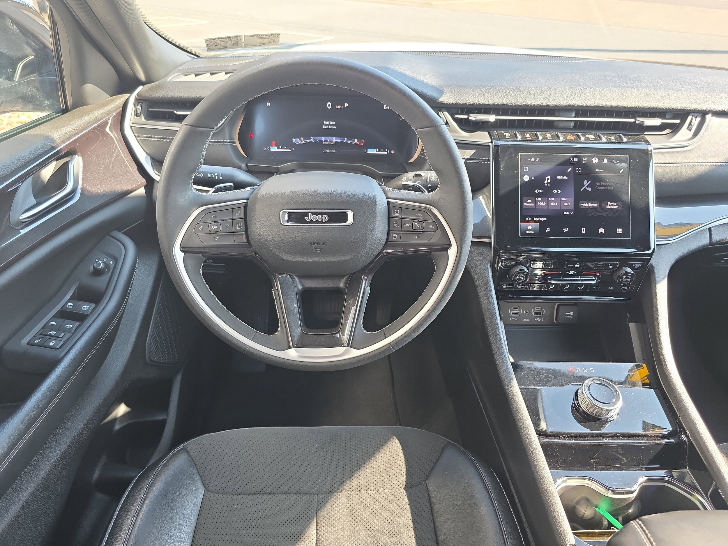 2023 Jeep Grand Cherokee Laredo photo 2