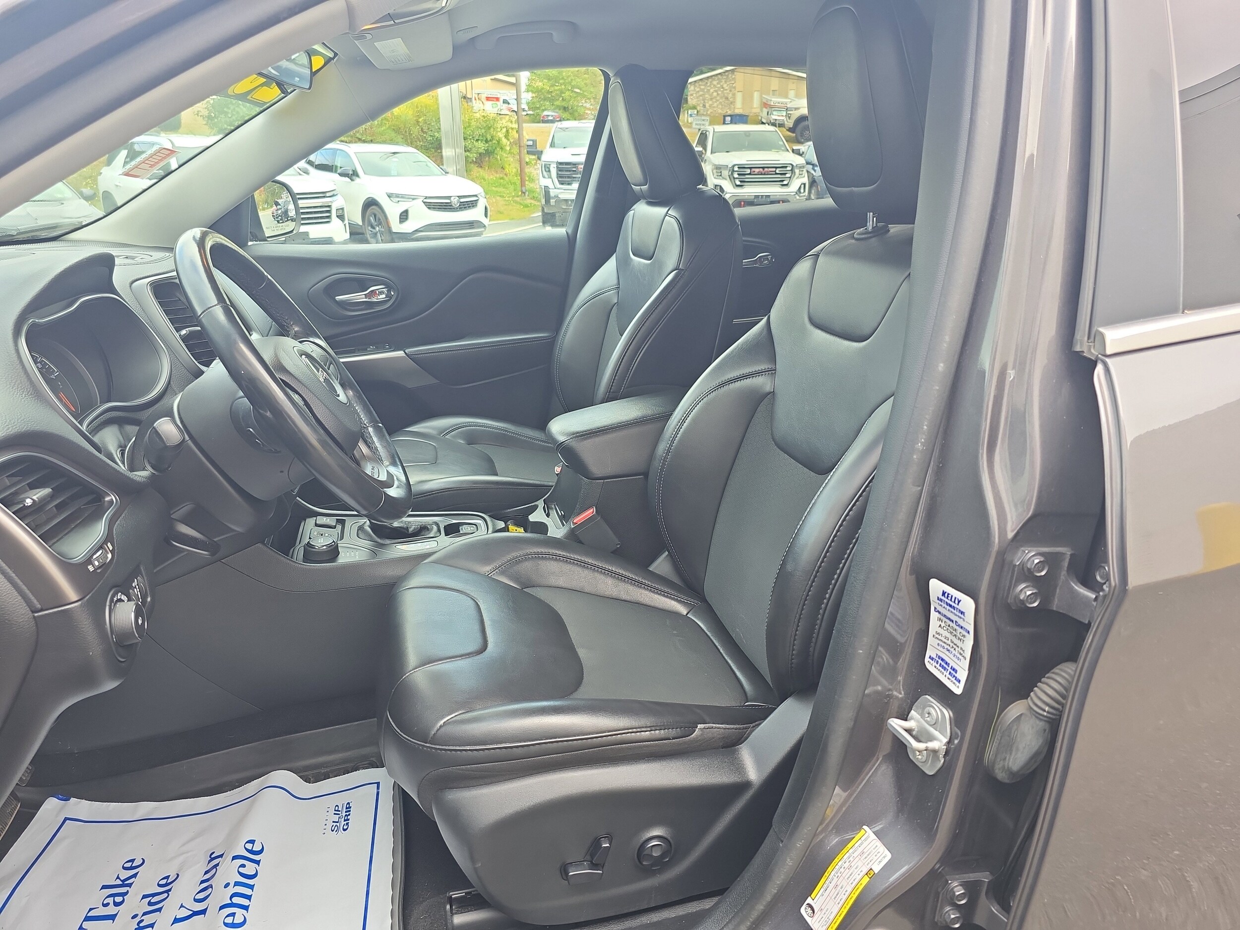 2020 Jeep Cherokee Latitude photo 2