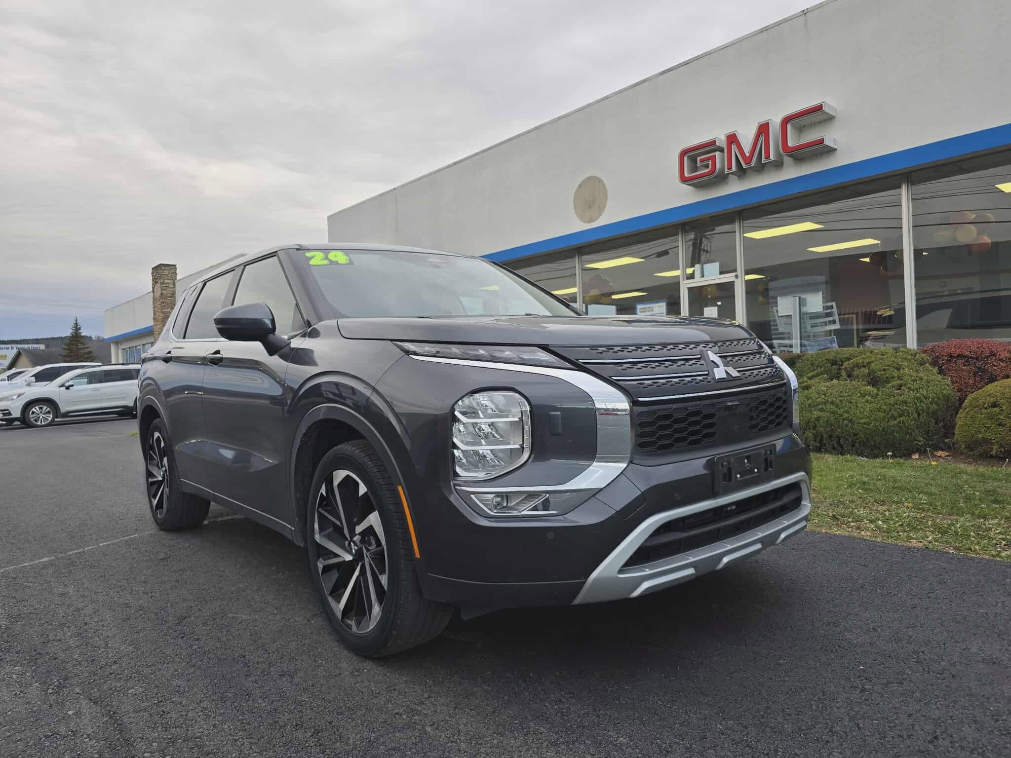 2024 Mitsubishi Outlander SE's photo