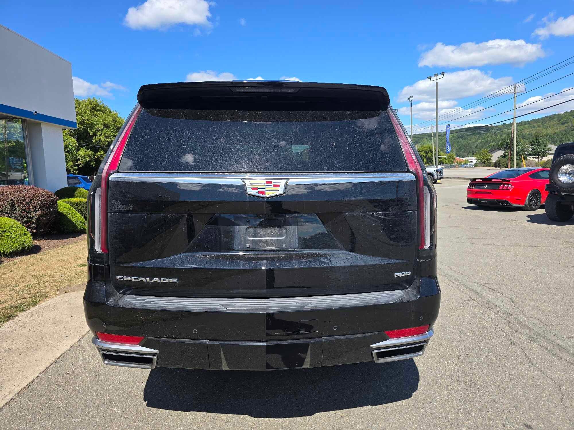 2024 Cadillac Escalade Premium Luxury photo 3
