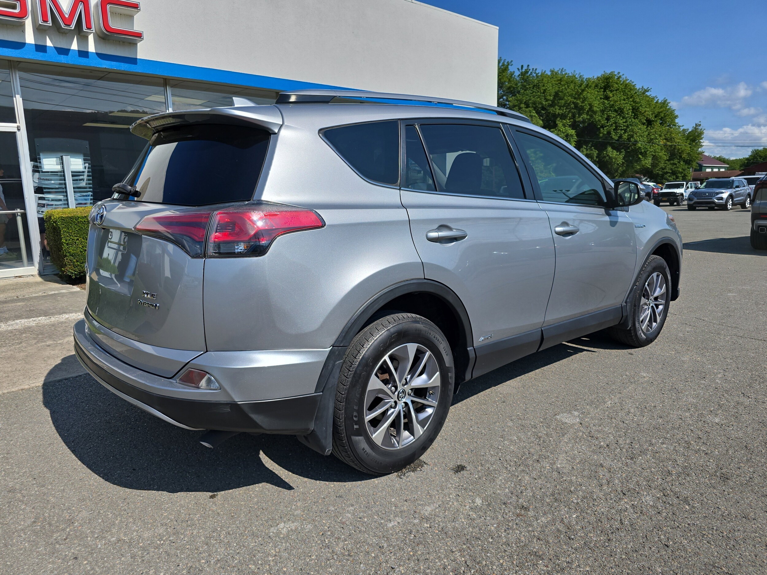2018 Toyota RAV4 Hybrid LE photo 3