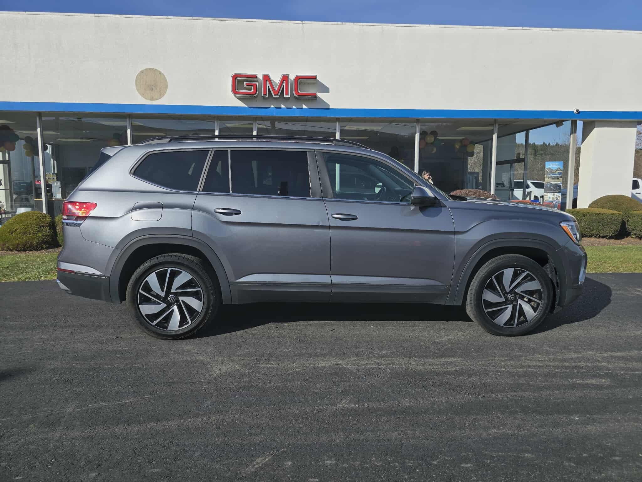 2024 Volkswagen Atlas SE Technology photo 2