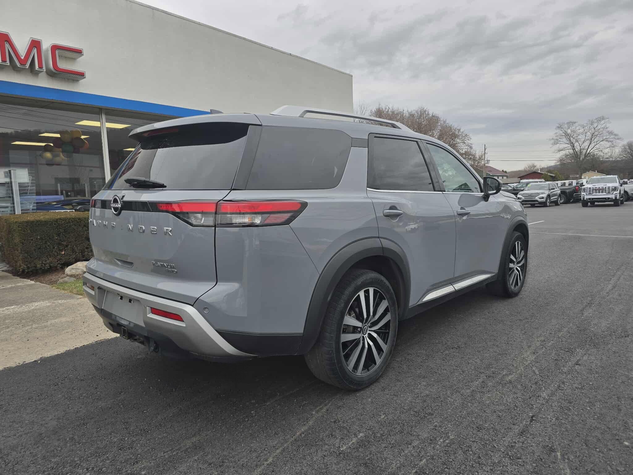 2023 Nissan Pathfinder Platinum photo 2
