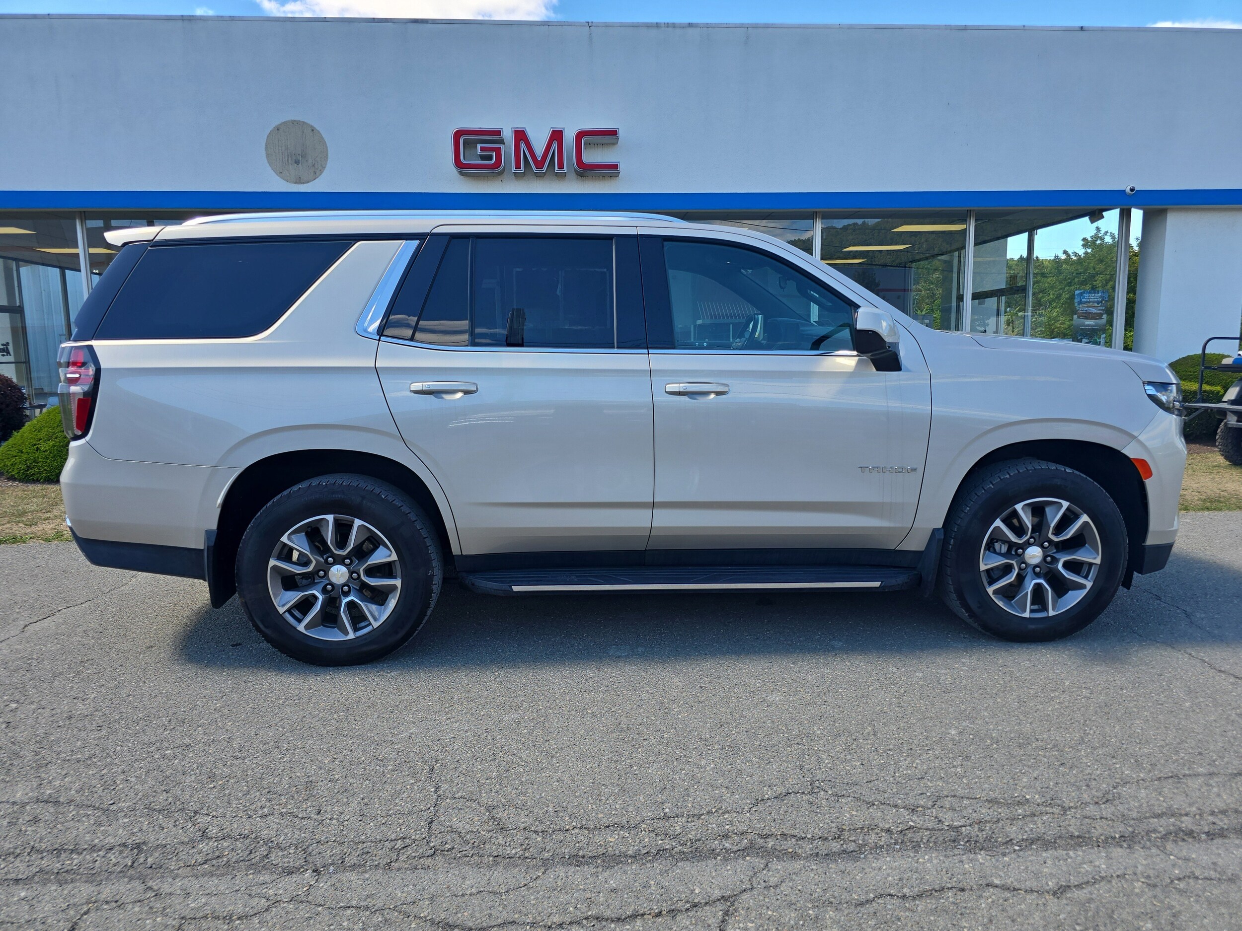2022 Chevrolet Tahoe LS photo 2