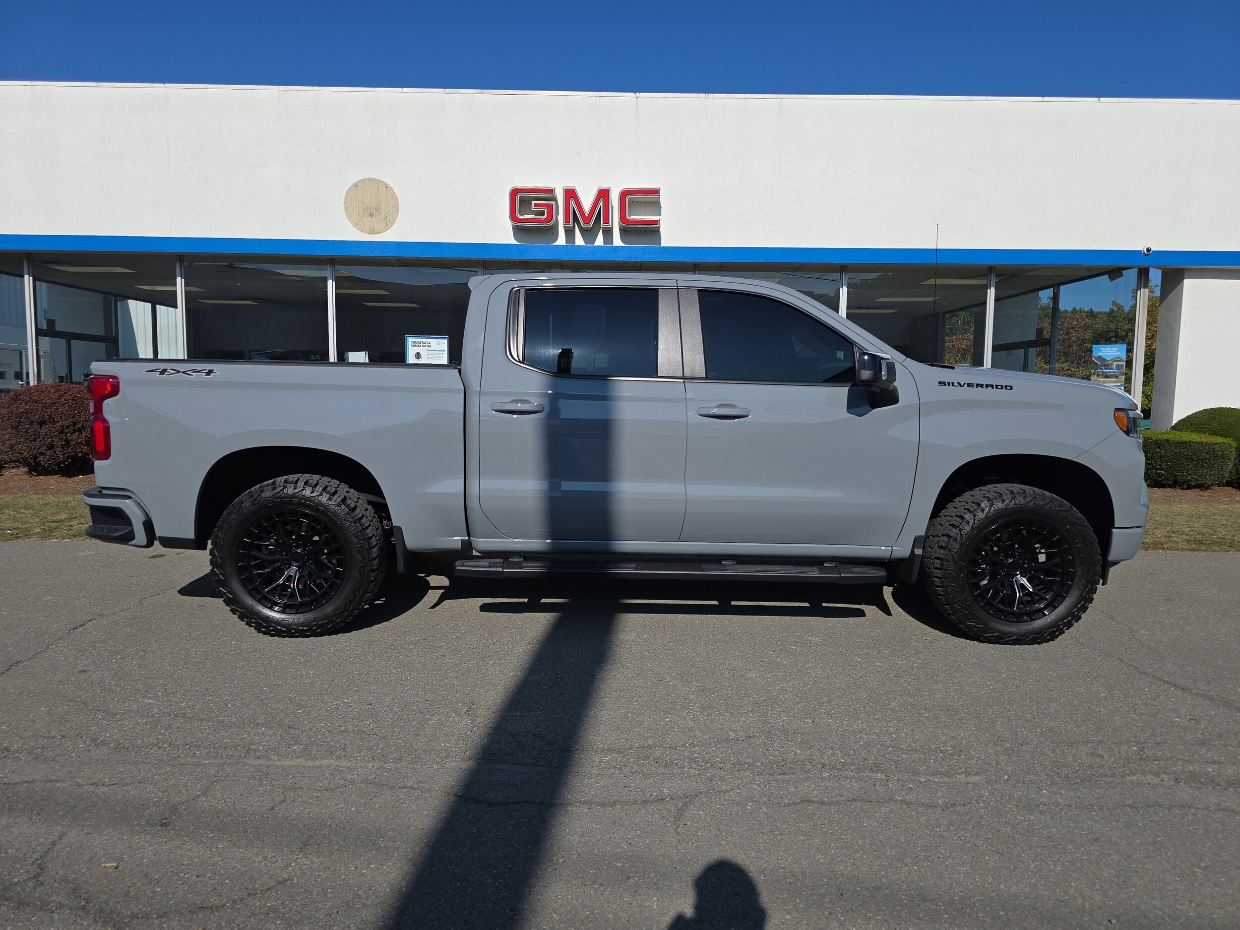 2024 Chevrolet Silverado 1500 RST photo 2