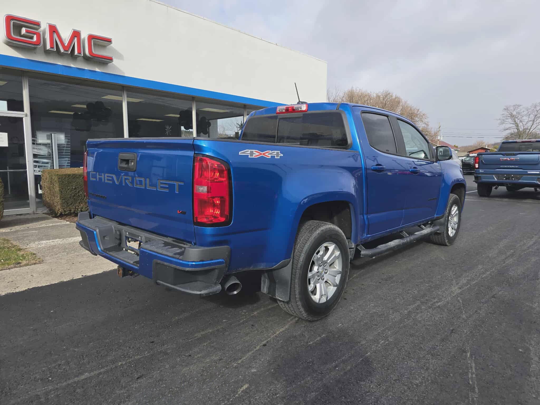 2022 Chevrolet Colorado LT photo 2