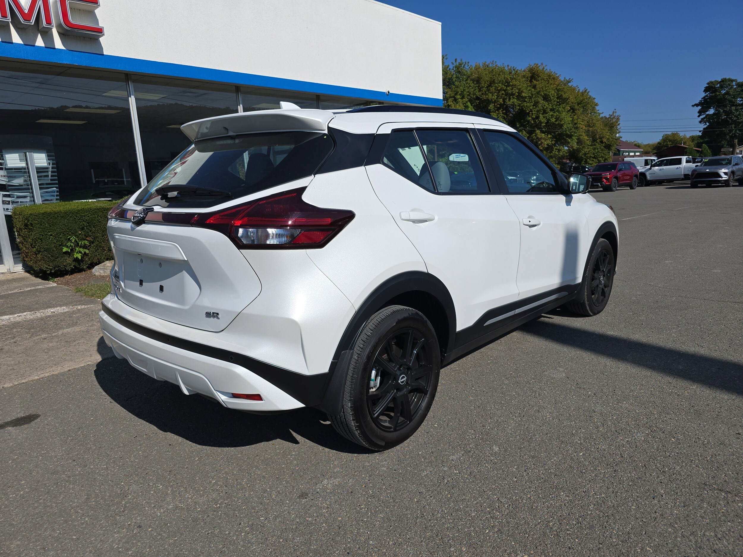 2024 Nissan Kicks SR photo 2