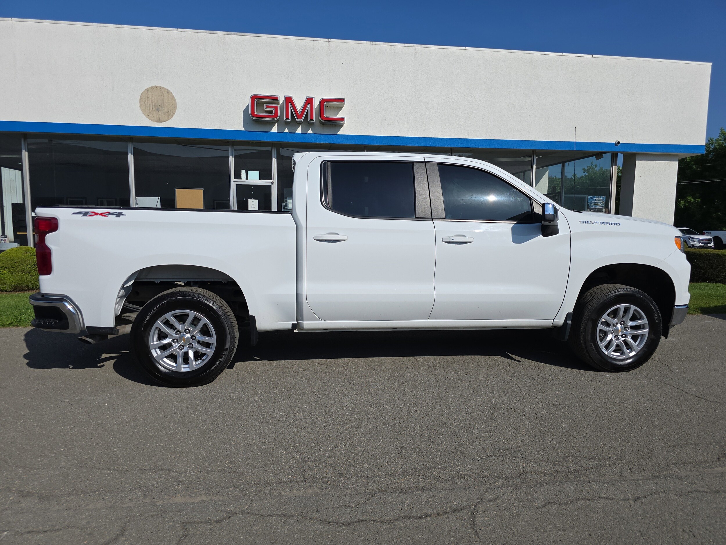 2023 Chevrolet Silverado 1500 LT photo 2
