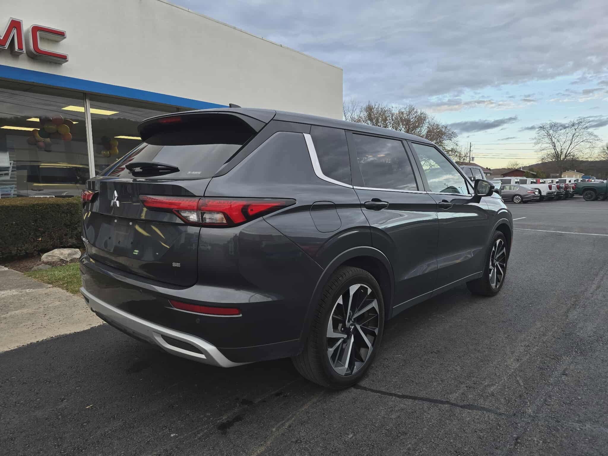 2024 Mitsubishi Outlander SE photo 3