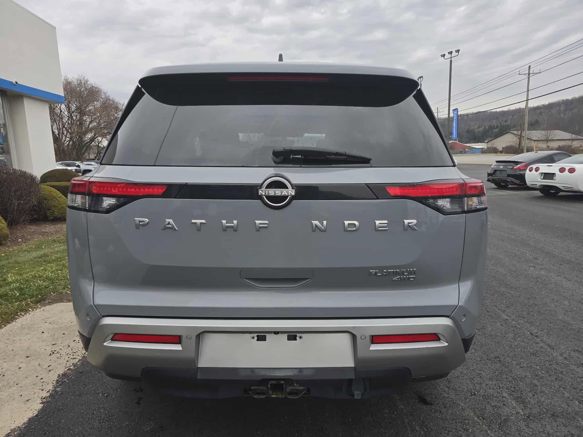 2023 Nissan Pathfinder Platinum photo 3