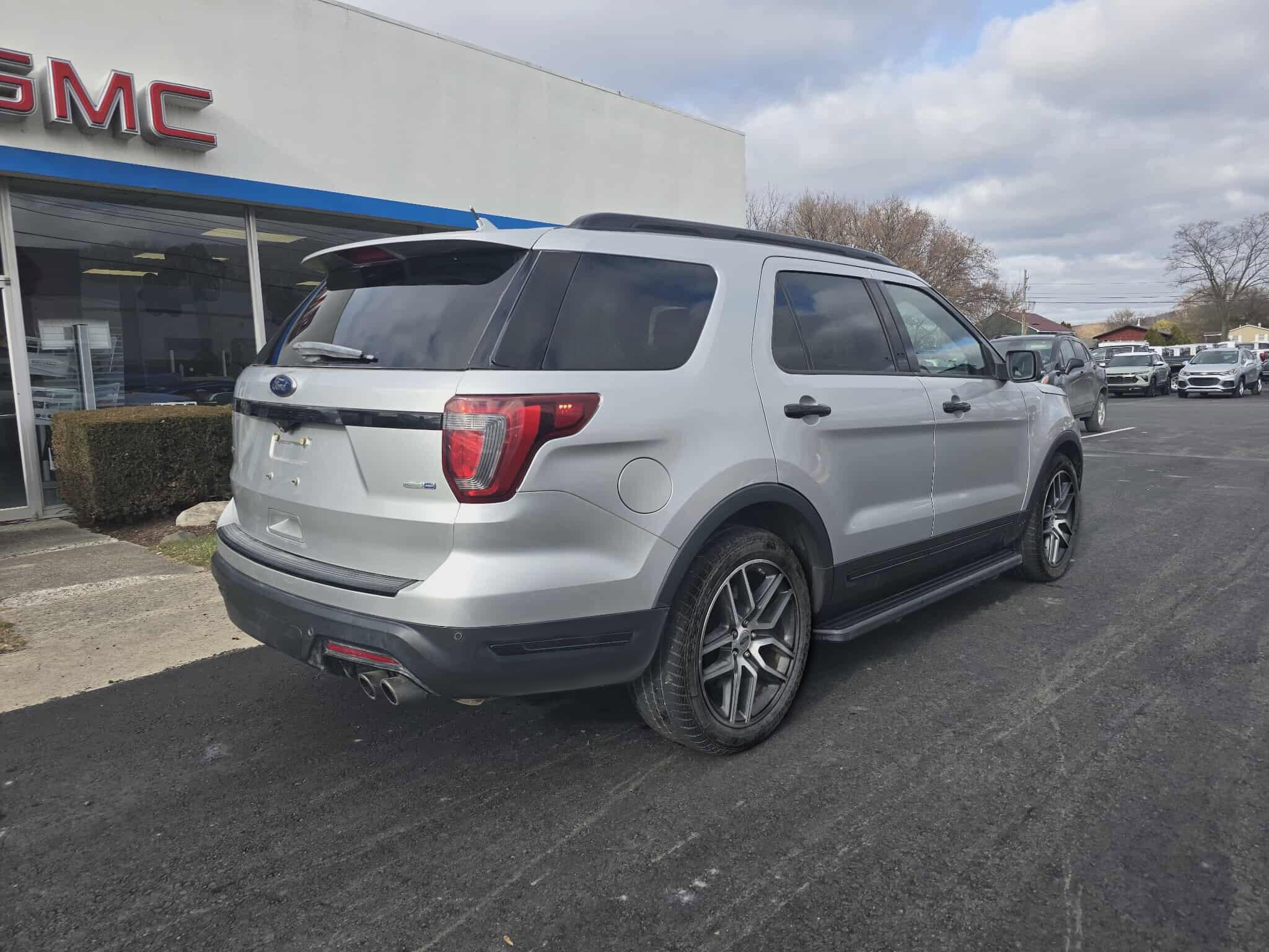 2018 Ford Explorer Sport photo 2
