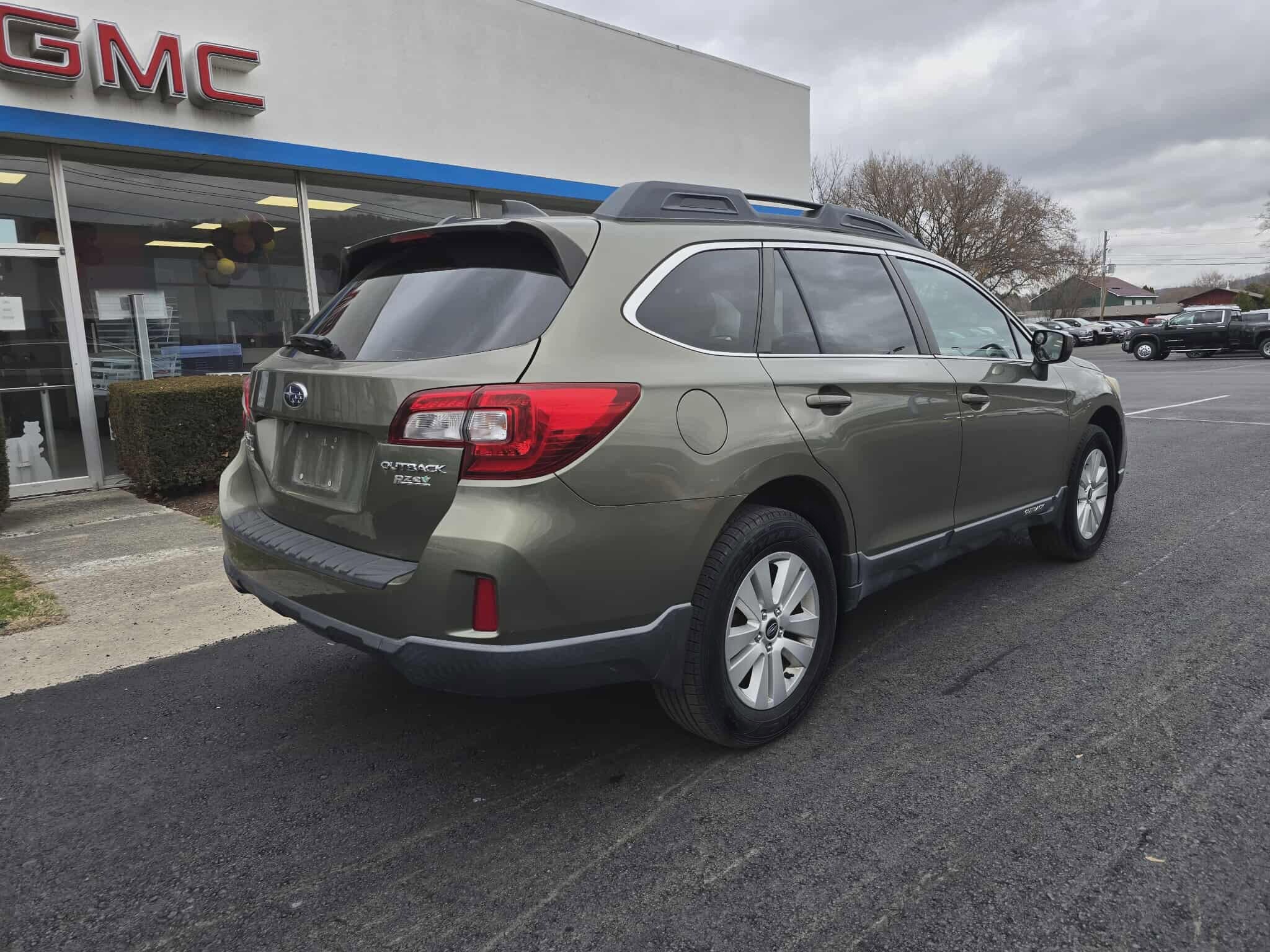 2016 Subaru Outback 2.5i Premium photo 2