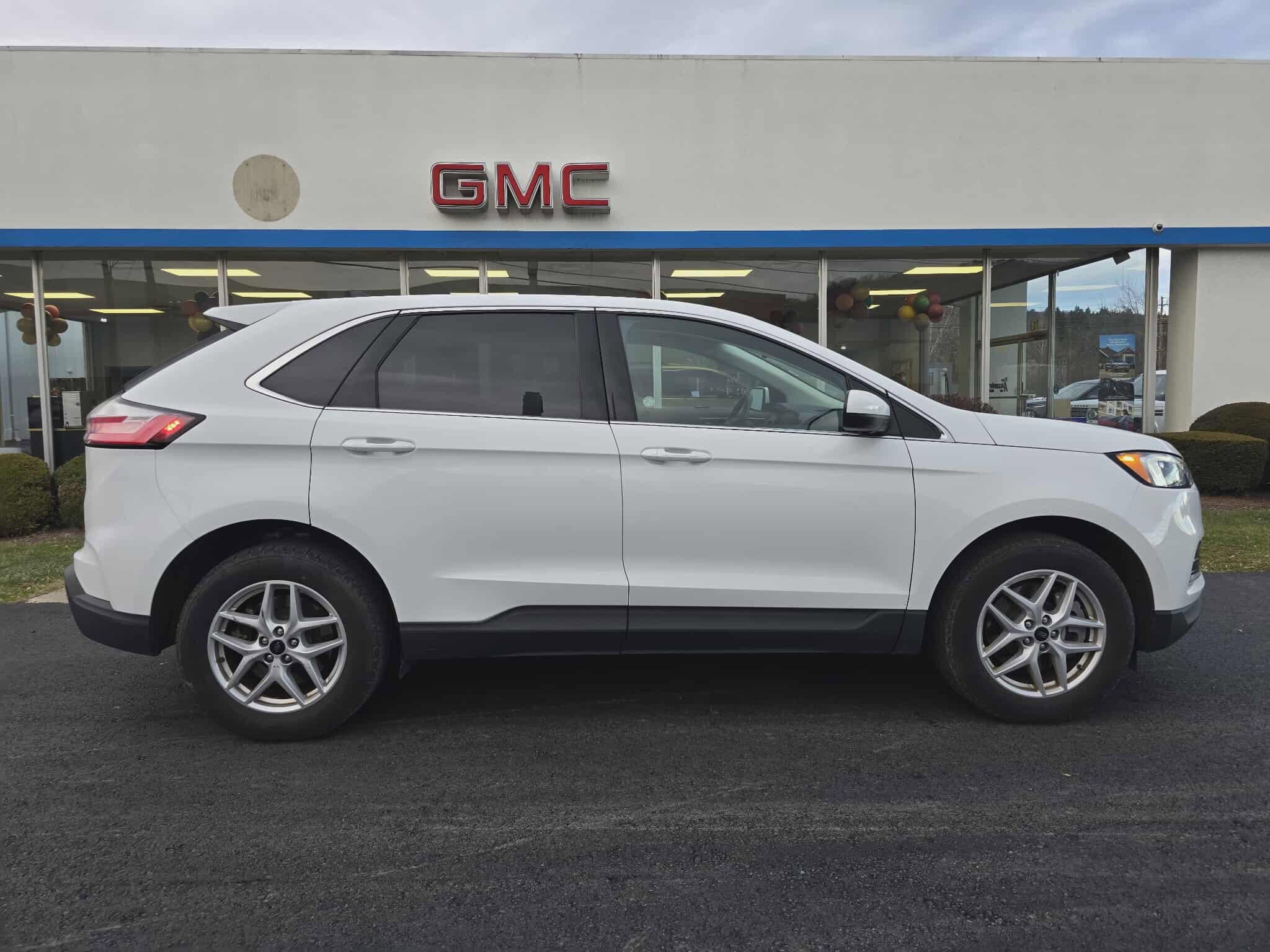 2024 Ford Edge SEL photo 2