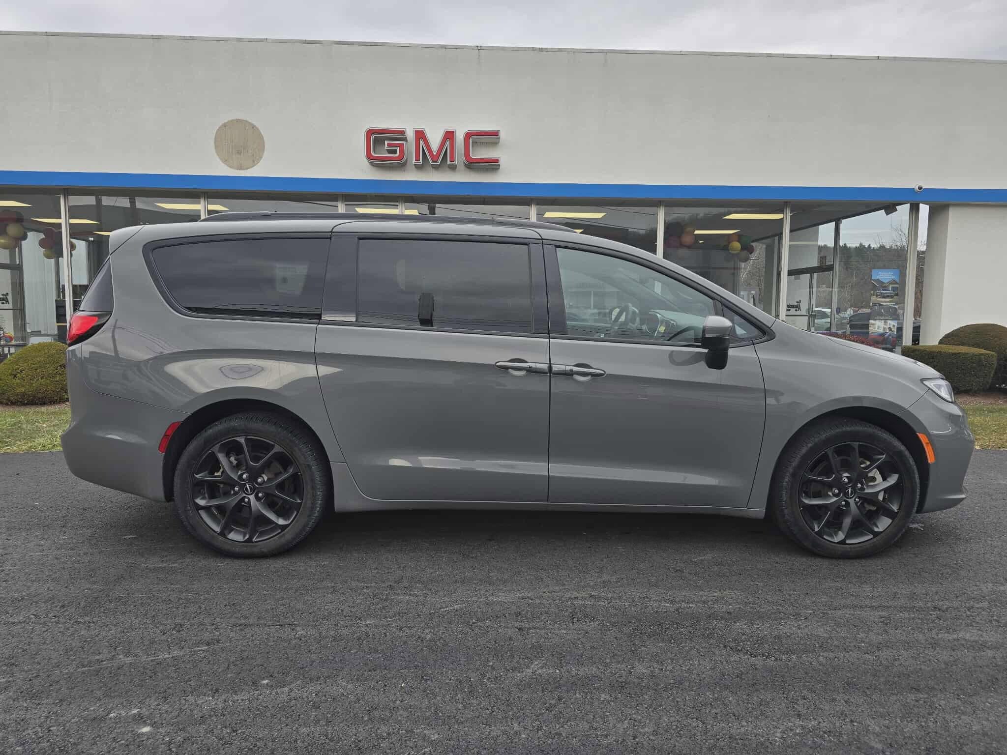 2023 Chrysler Pacifica Touring L photo 2