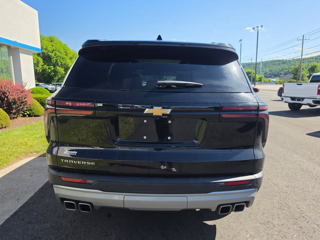 Used 2025 Chevrolet Traverse FWD LT SUV